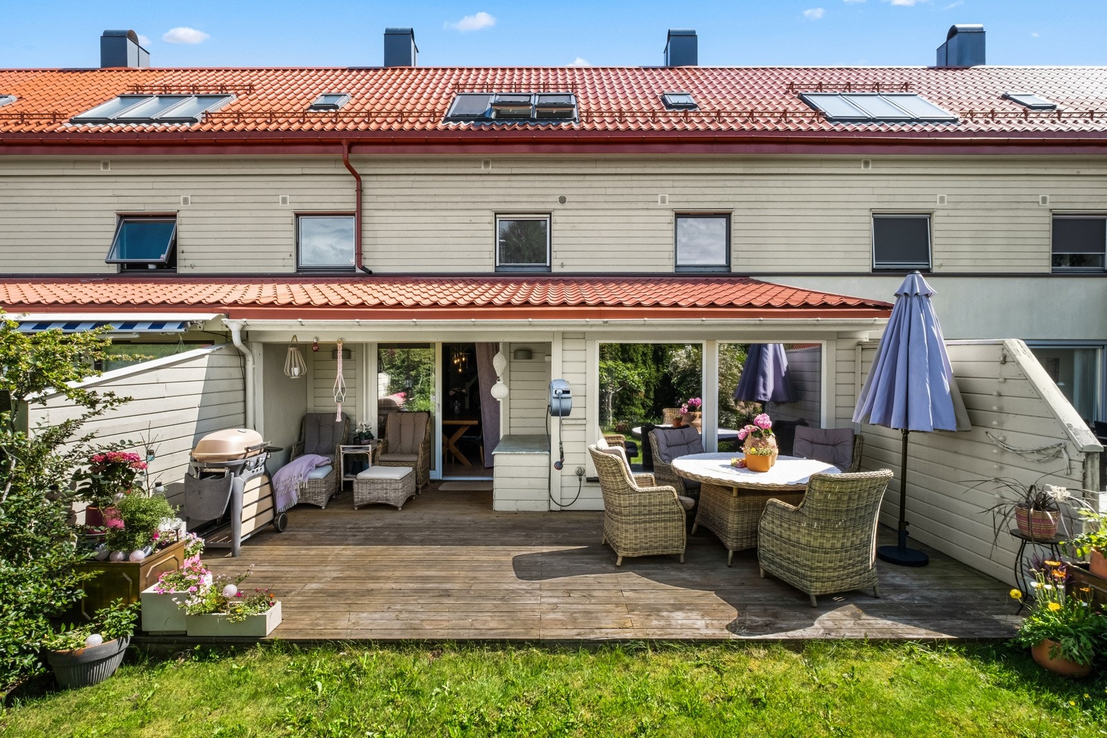 En attraktiv familiebolig over tre plan, med nærhet til det meste man trenger i hverdagen. Galleribilde