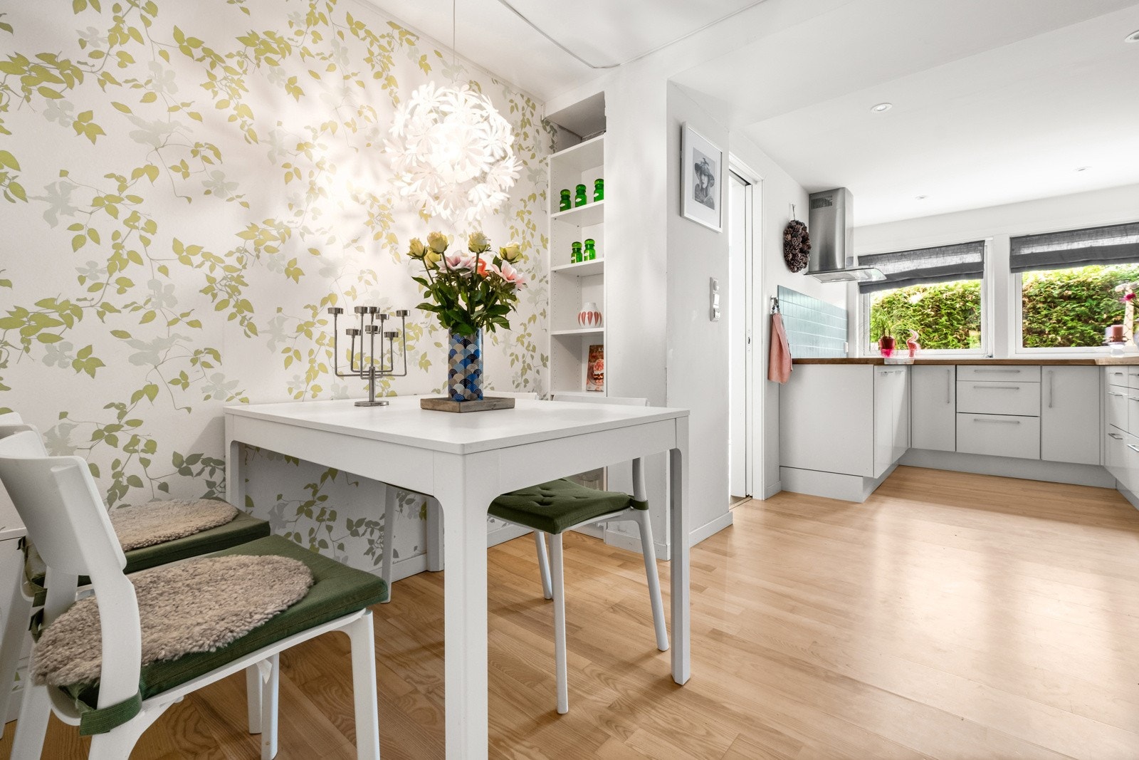 Det er fin plass til spisebord på kjøkkenet også. Galleribilde
