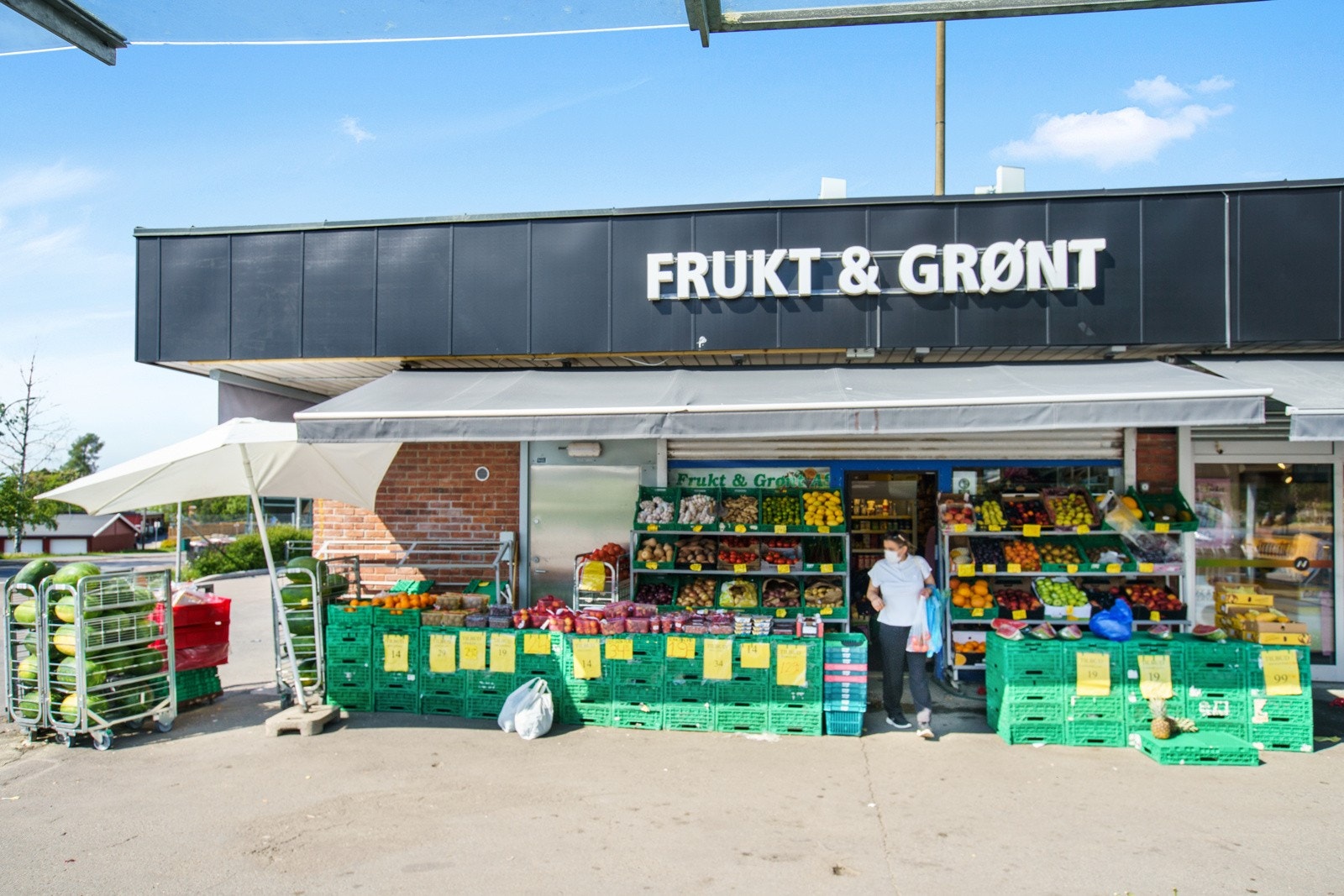 Ved Bogerud T er også Bogerud torg med flere butikker, som frukt og grønt-butikk, Bogerud tekstil, apotek, mm. Galleribilde