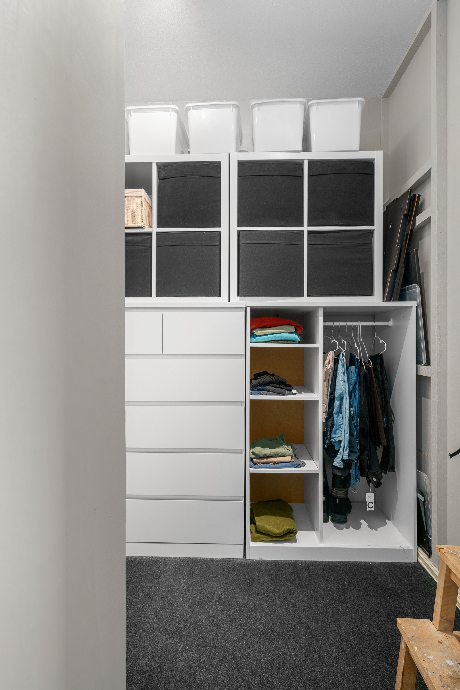 Hovedsoverommet har tilgang til en bod som benyttes som Walk-in closet. Galleribilde