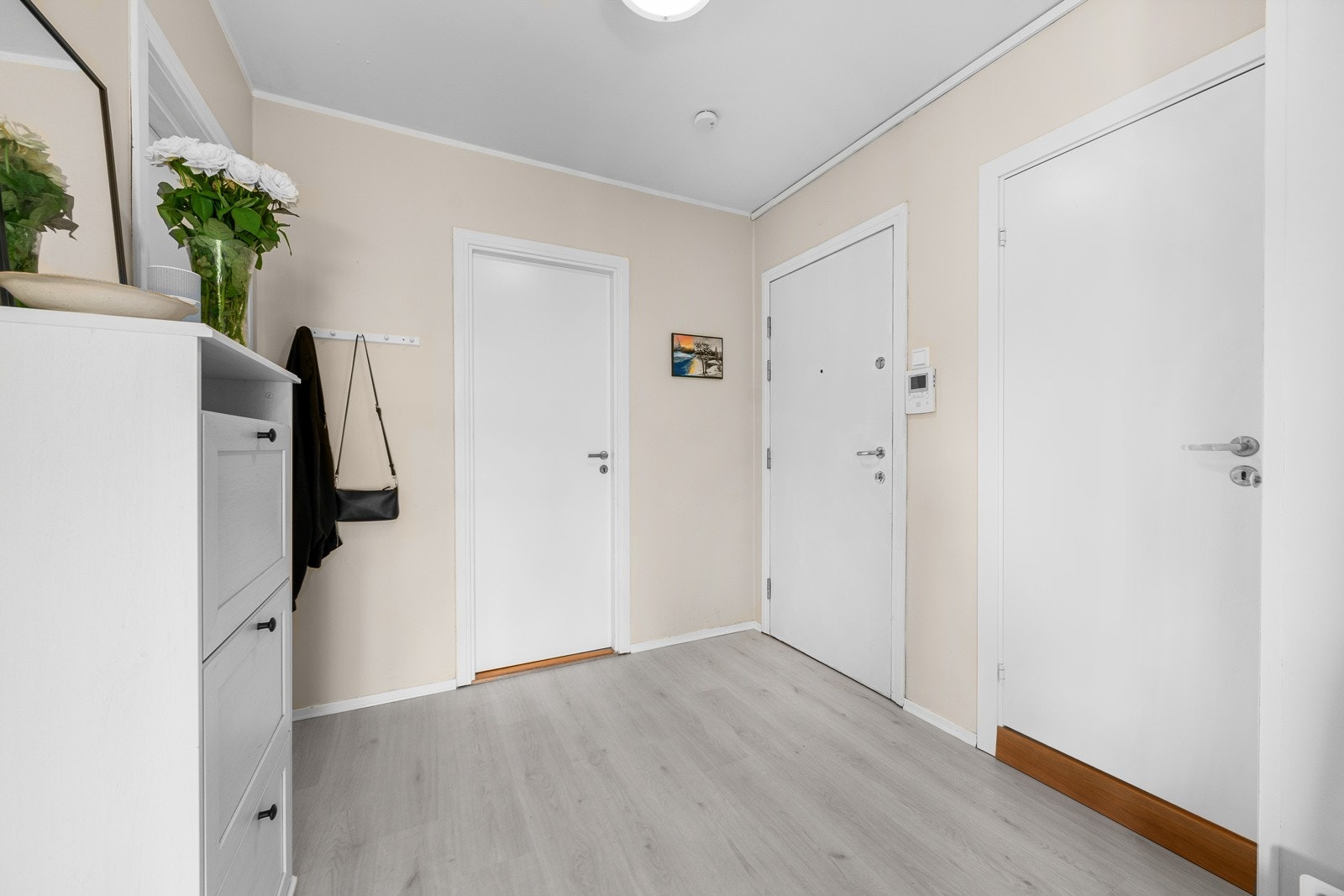 Inn i boligen ønskes du velkommen av en romslig, lys og innbydende entré med laminat på gulvet. Her er det god plass til oppheng for yttertøy, skostativ og smarte garderobeløsninger. Galleribilde