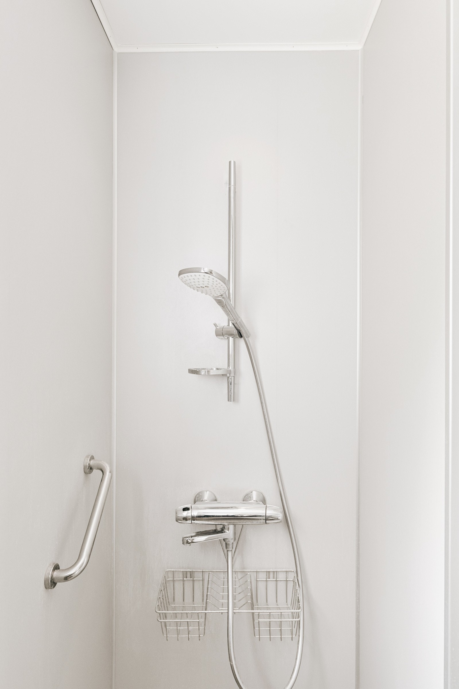 Badet er innredet med dusjnisje, vegghengt toalett og baderomsinnredning. Galleribilde