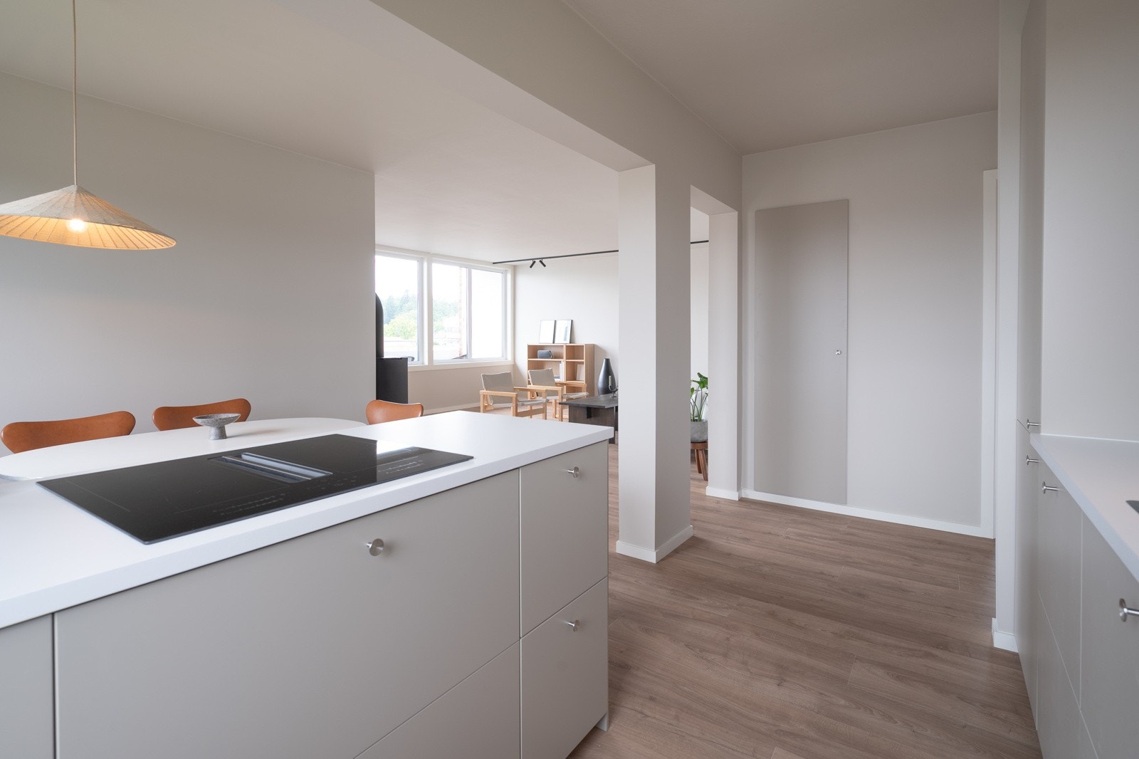 Pent laminatgulv og listefrie vegger og tak Galleribilde