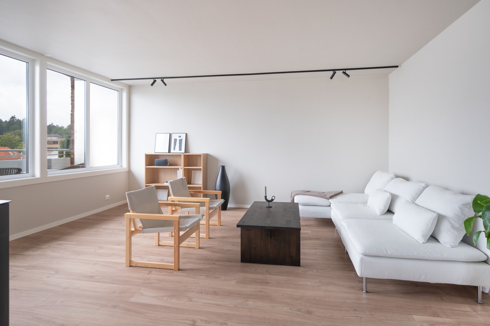 Stue med store vindusflater Galleribilde