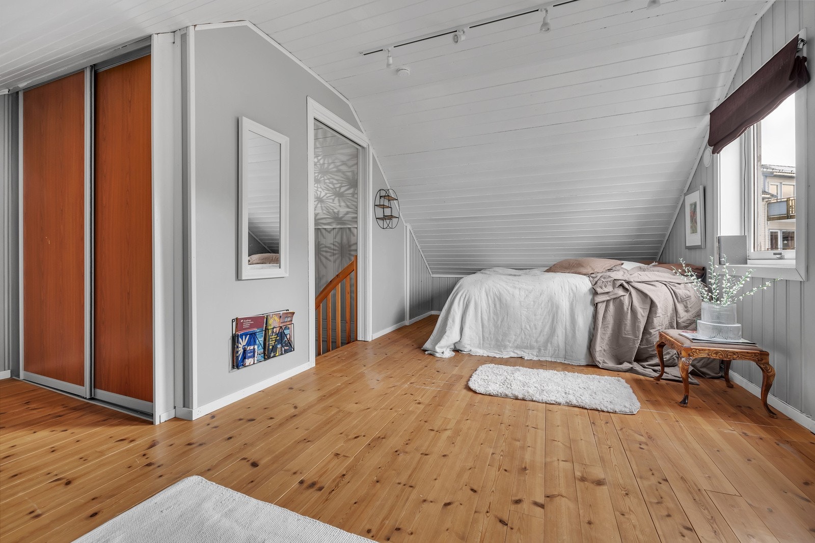 Her finner du plass til seng, garderobe og møblement Galleribilde