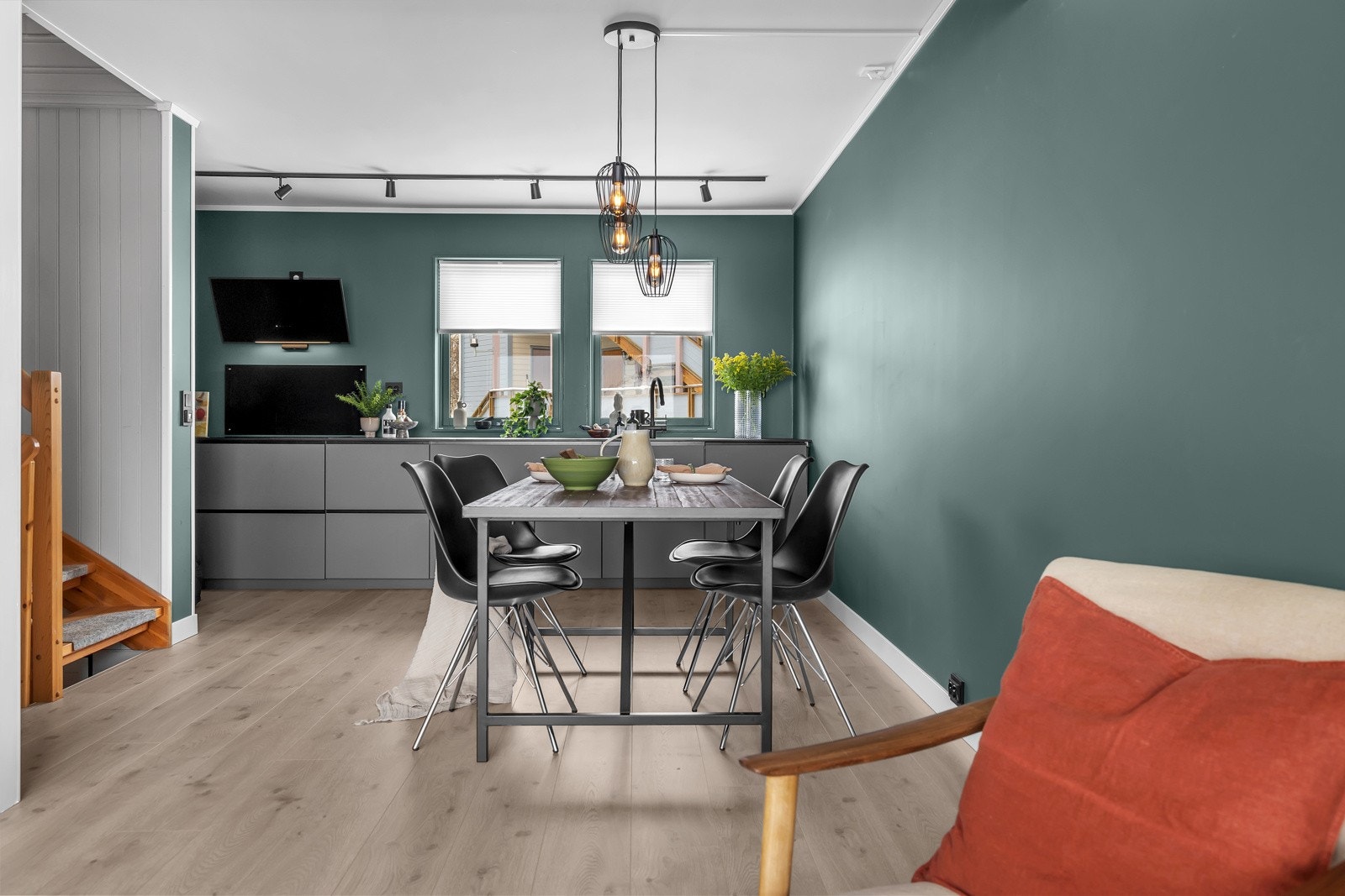 Når du kommer til boligens 2. etasje finner du kjøkken, spisestue og dagligstue Galleribilde