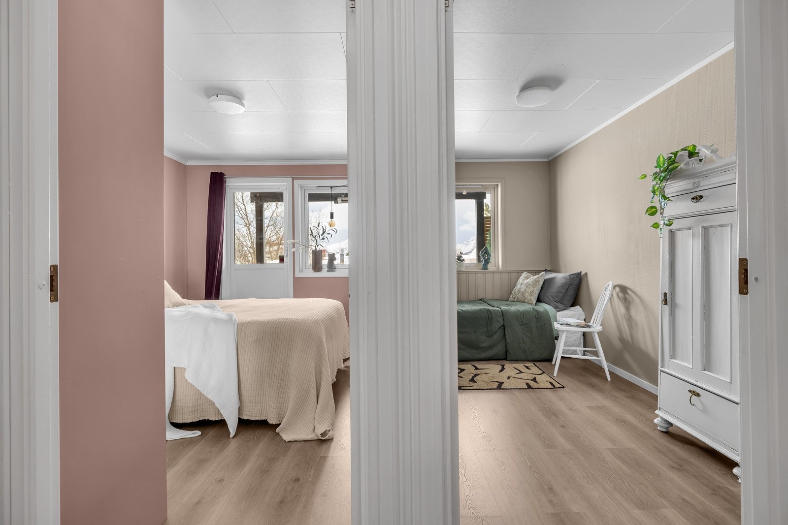 Fra inngangspartiet ledes du til 2 av soverommene som ligger mot vest Galleribilde