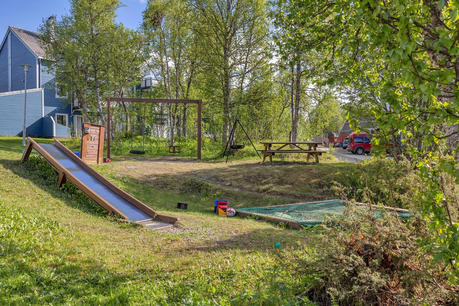 Midt i boligfeltet finner du denne fine og populære lekeplassen Galleribilde