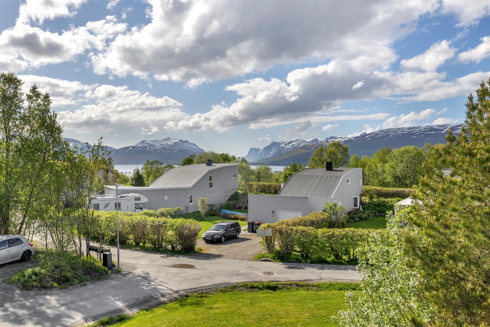 Flott utsikt over nærområdet og mot sundet, Kvaløua og mot Ersfjordtraversen Galleribilde