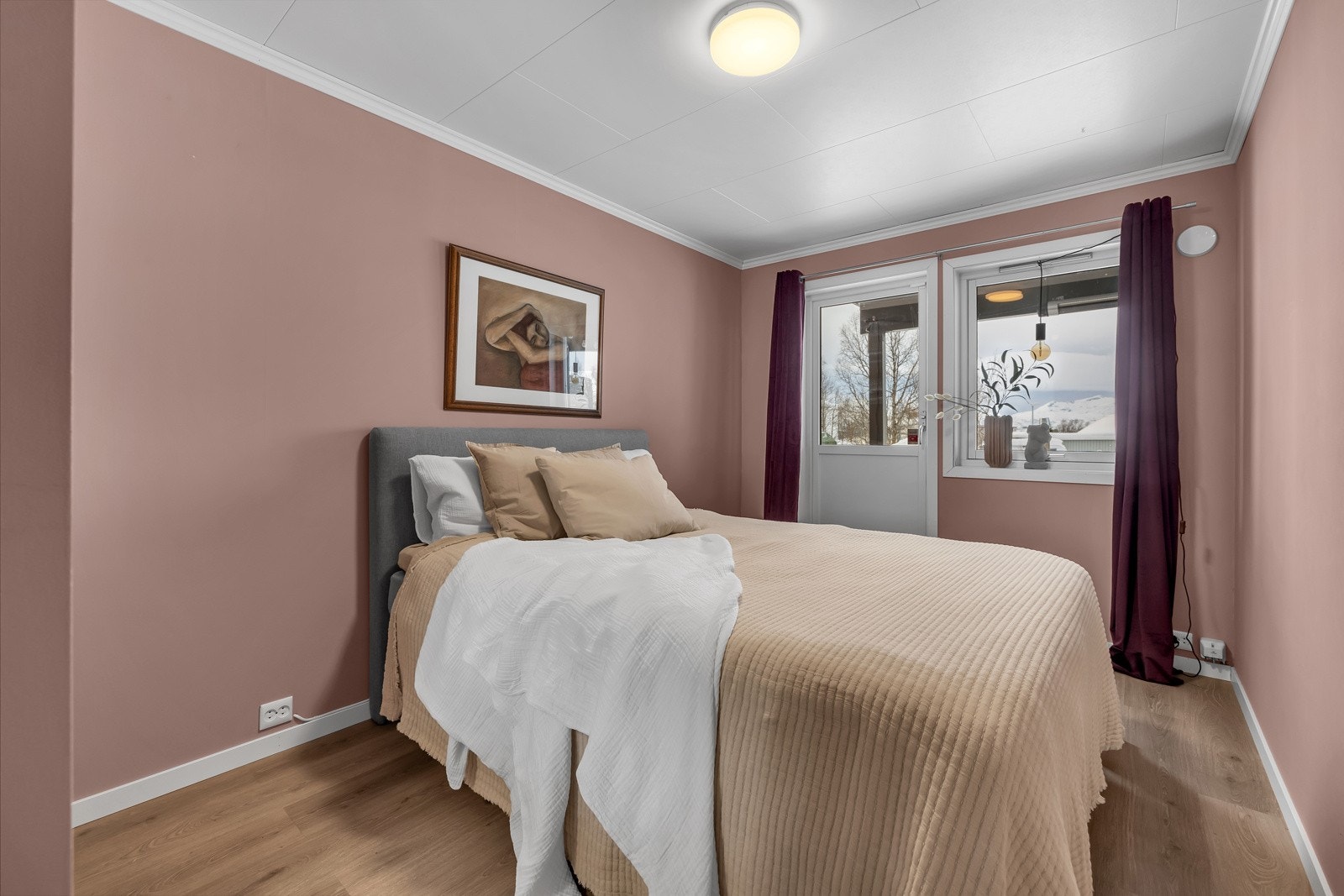 Soverom 1 er av fin størrelse med plass til både dobbeltseng og garderobe Galleribilde