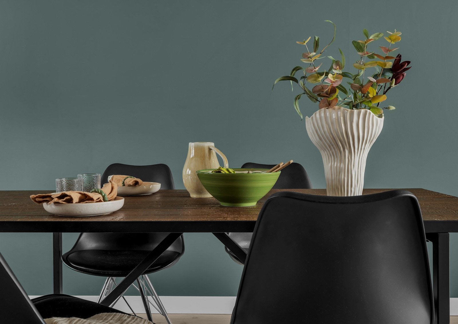 God plass til spisestue mellom kjøkken og dagligstue Galleribilde