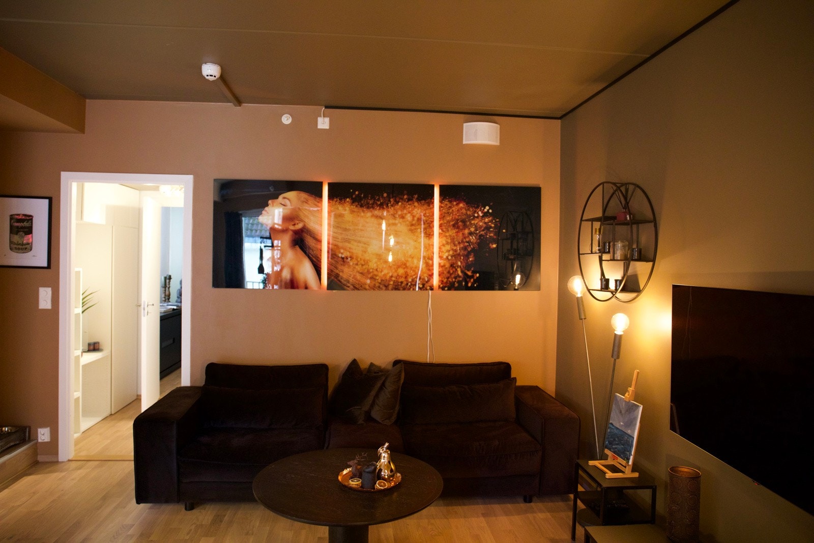 Moderne og tidsriktig interiør, løsninger og fargevalg. Galleribilde