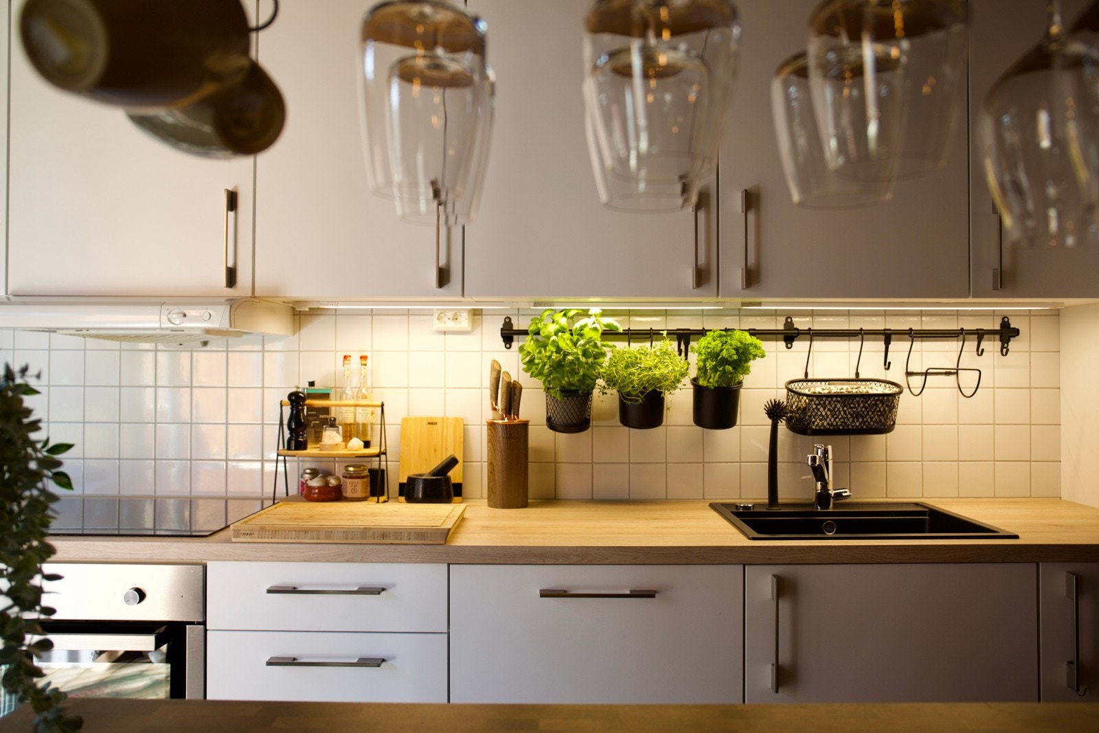 Påkostet og moderne kjøkken med integrerte kvalitetshvitevarer. Galleribilde