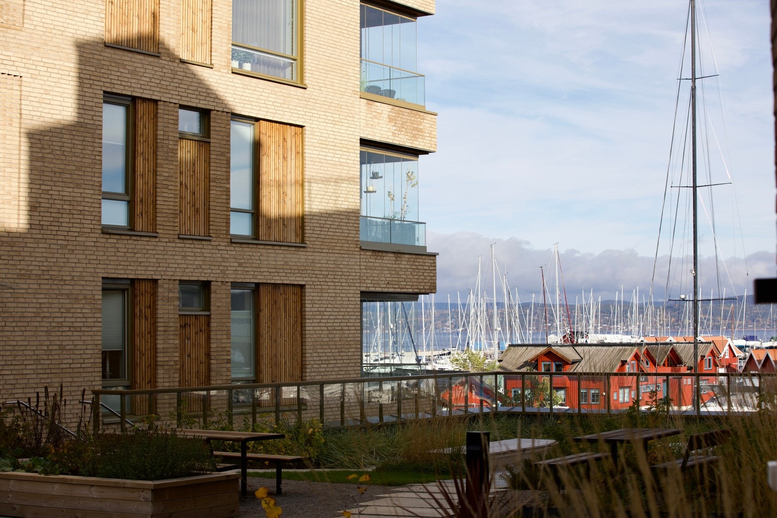 Her bor man midt i sentrum med alle sentrumsfunksjoner i gangavstand. Ca. 300 meter gange til inngangen til togstasjonen. Galleribilde