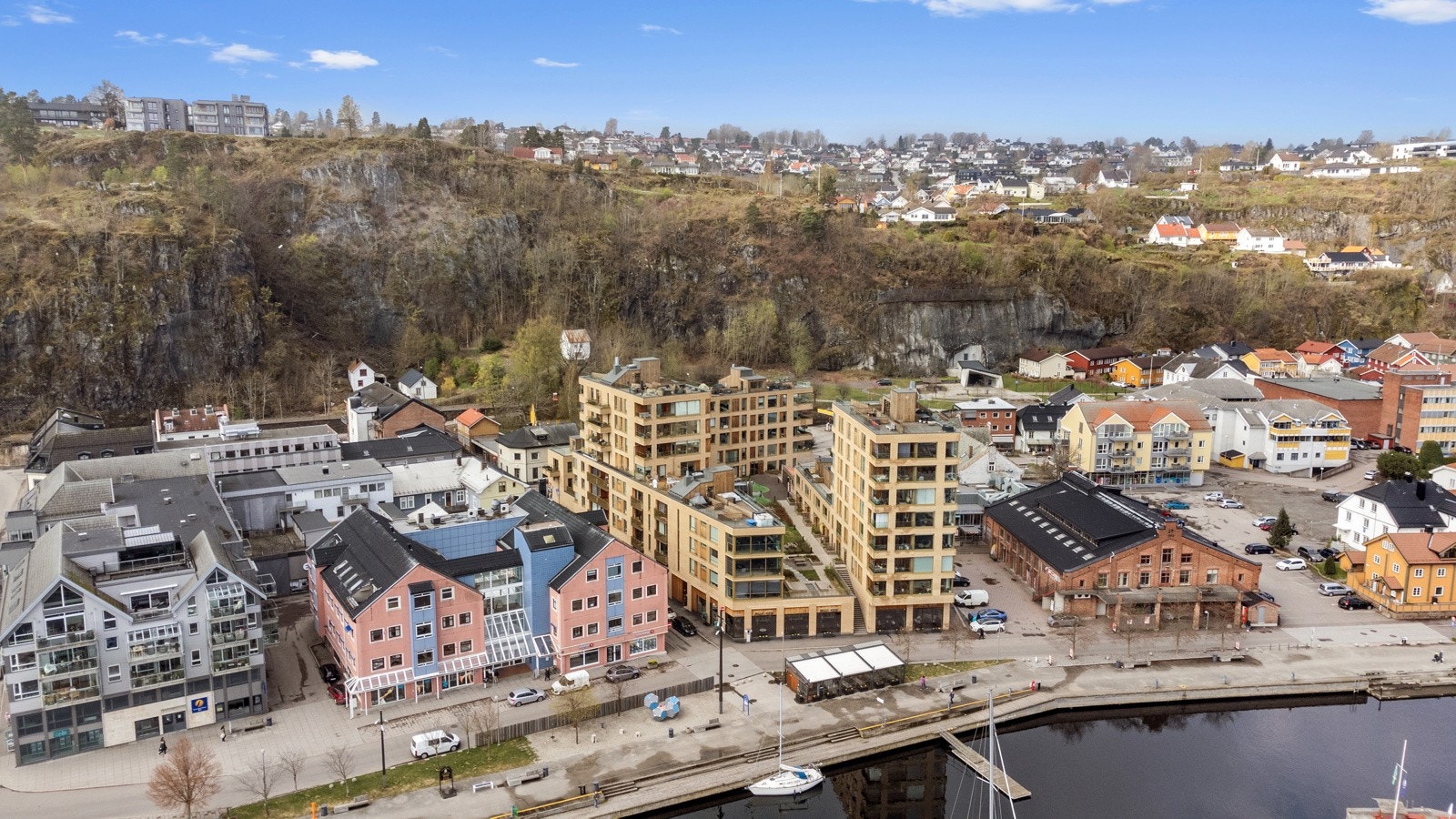 Her lever man idyllisk i maritime omgivelser med fantastisk fjordutsikt. Galleribilde
