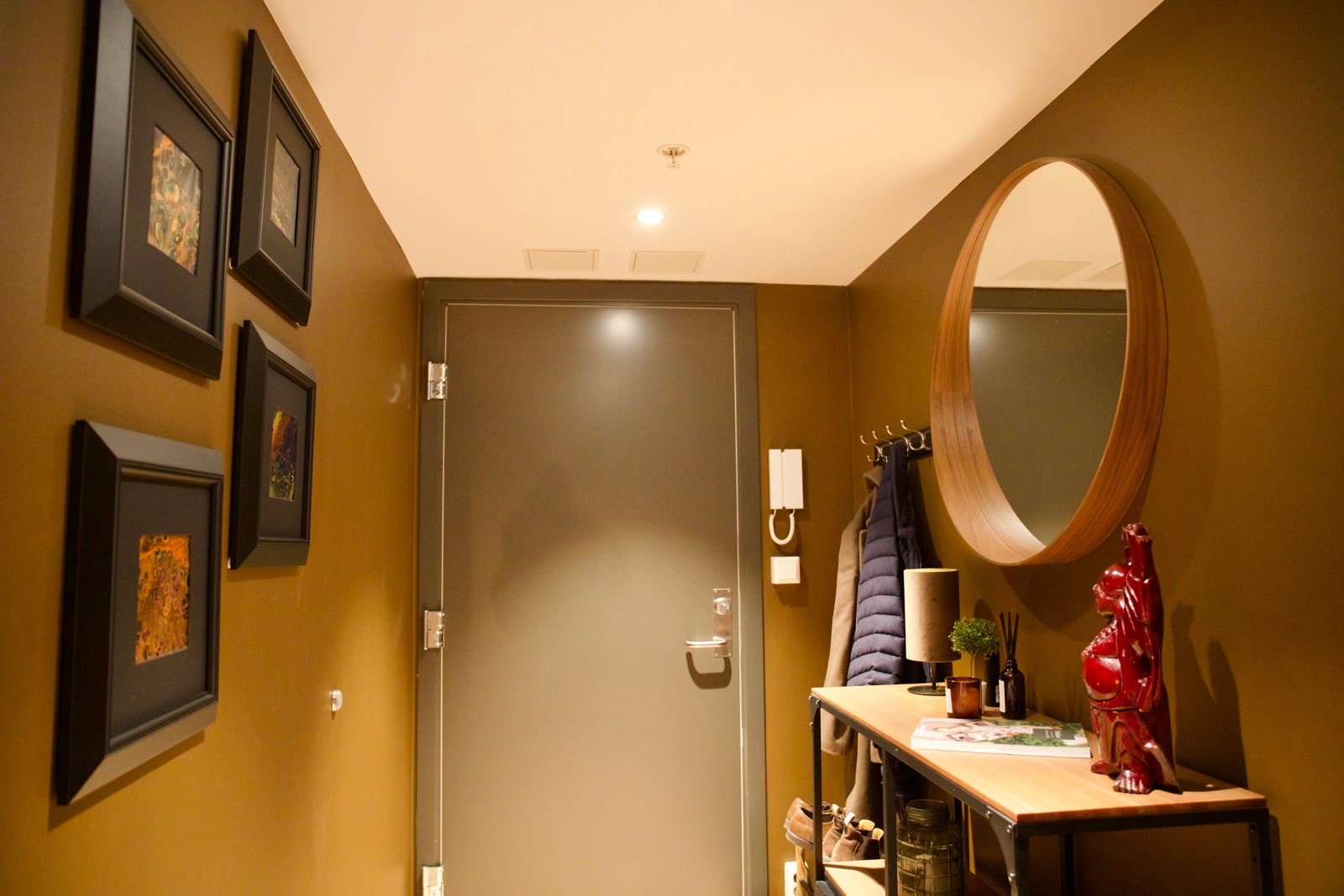 Innbydende entré med plass til knaggrekke og skoskap. Galleribilde