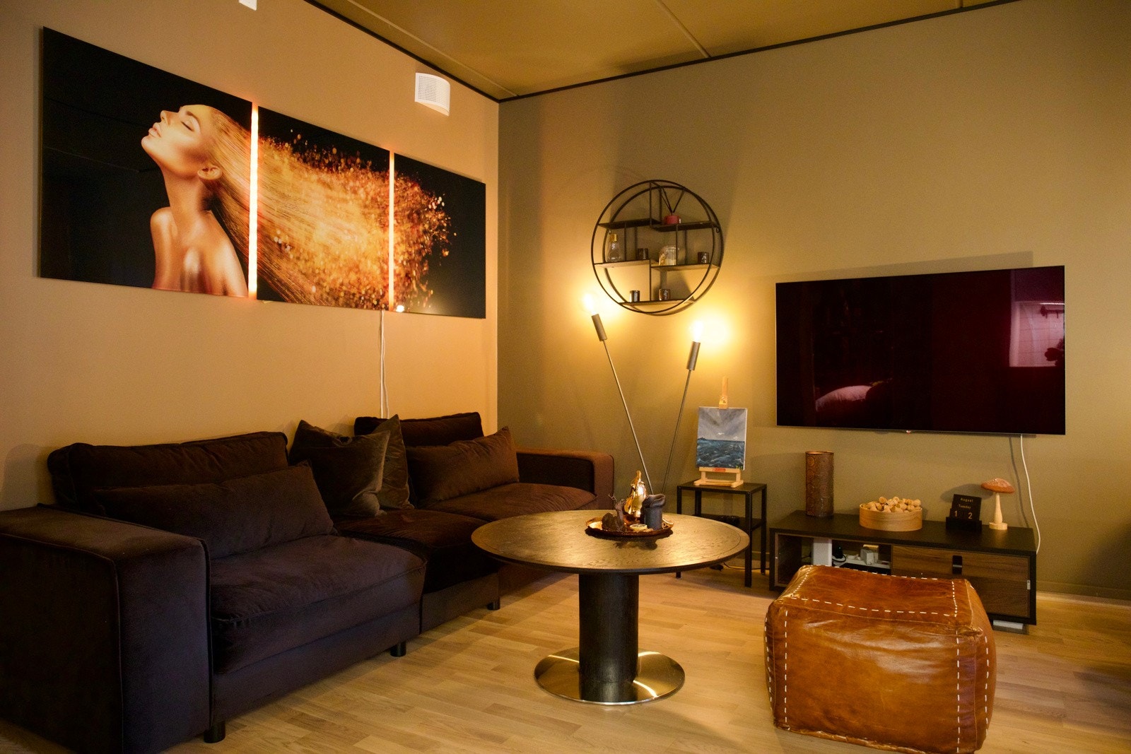 Velkommen til denne lekre og gjennomførte leiligheten på Holmestrand Brygge til salgs ved Stein Erik Lie, Proaktiv Eiendomsmegling! Galleribilde