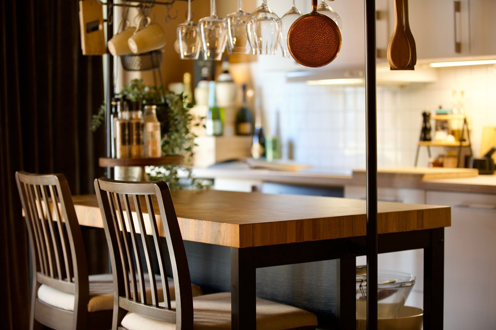 Kjøkkenøyen med heltre benkeplate blir en naturlig romdeler. Her er det også plass til to barstoler. Galleribilde