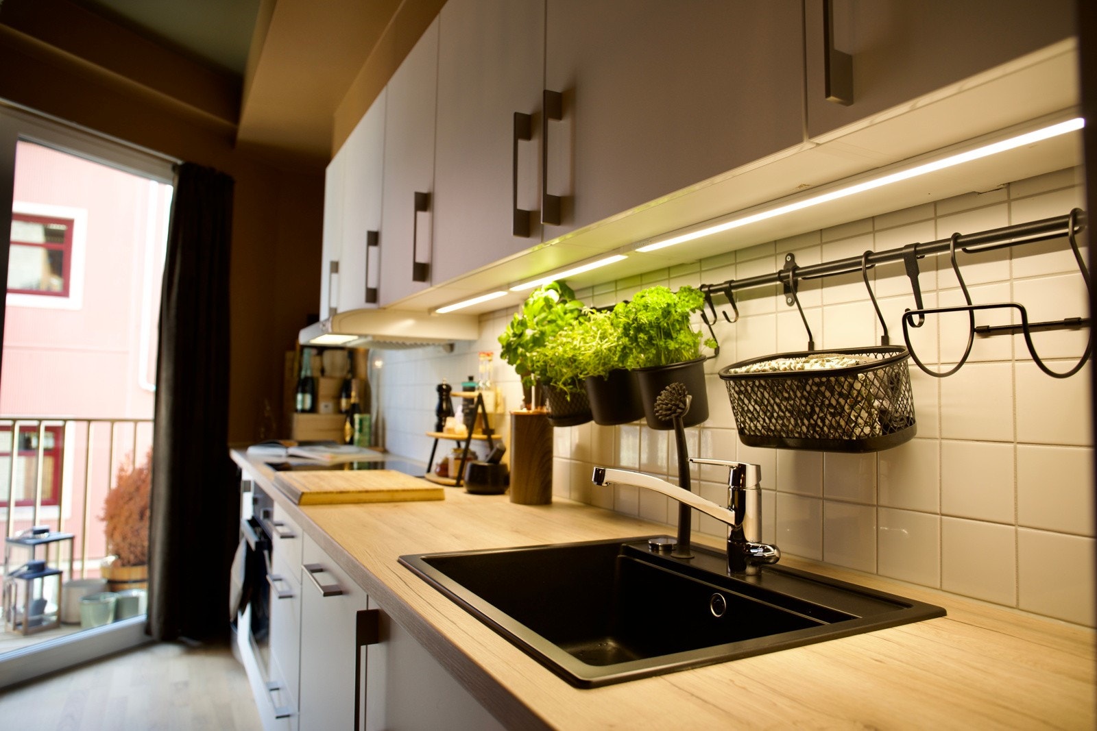 Hyggelig og fin balkong utenfor kjøkken og stue. Galleribilde