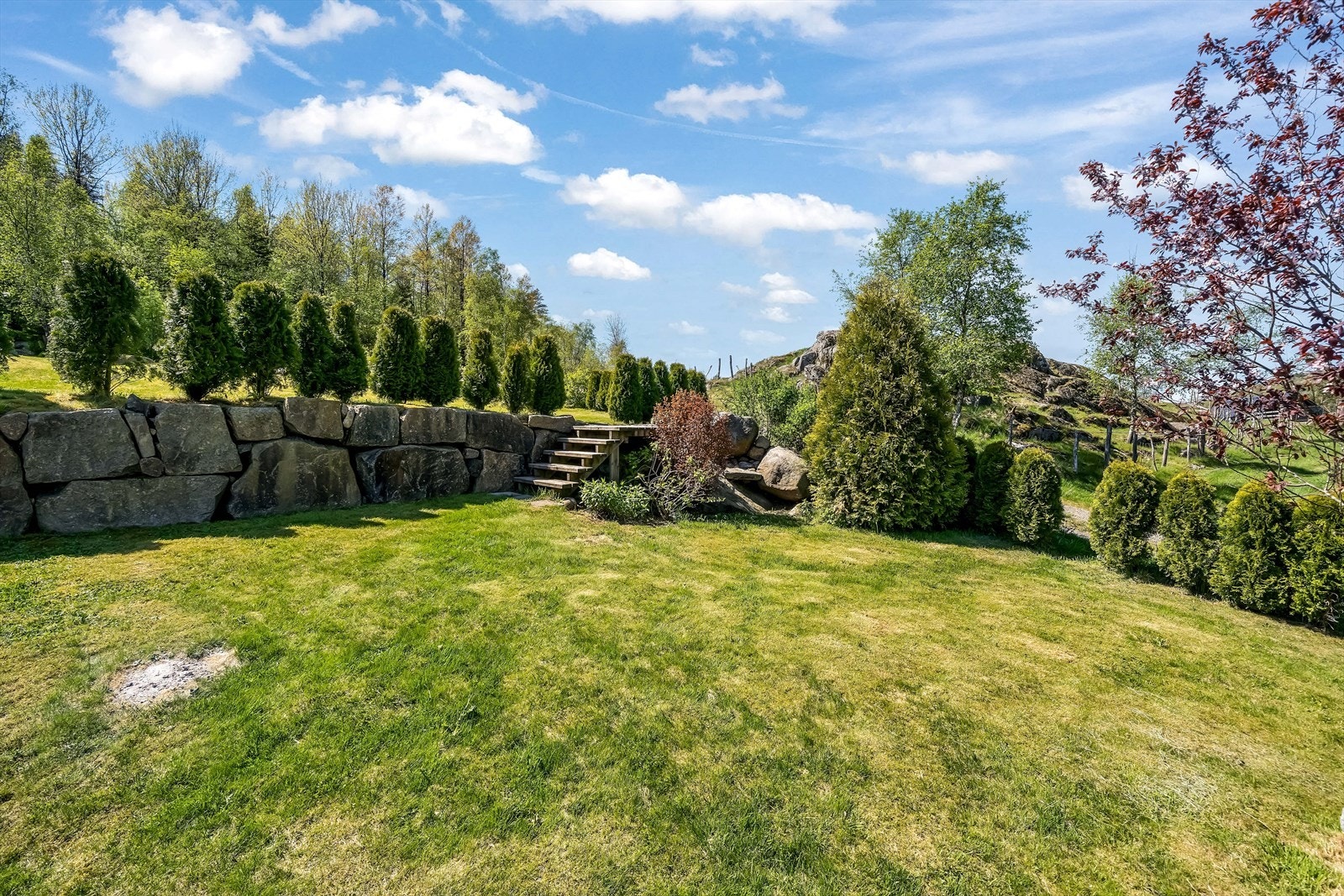 Fin hage med murer og beplantning Galleribilde