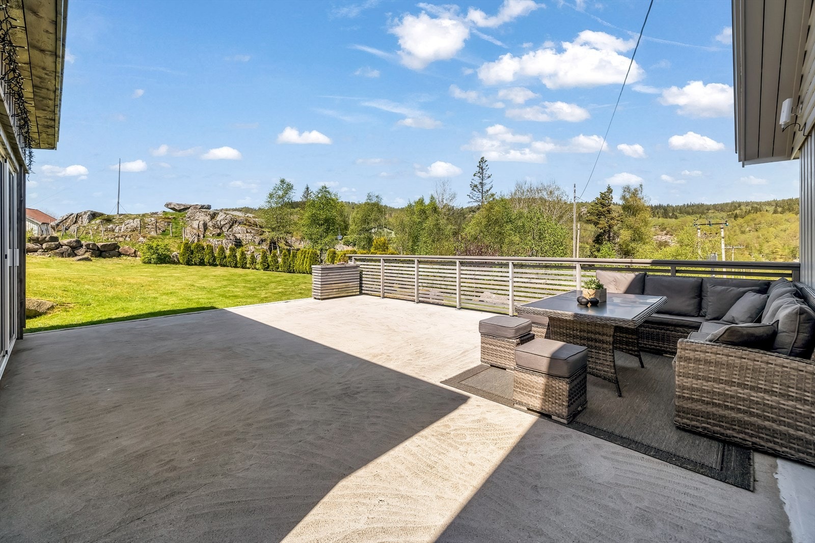 Terrasse og koselig sitteplass. Galleribilde