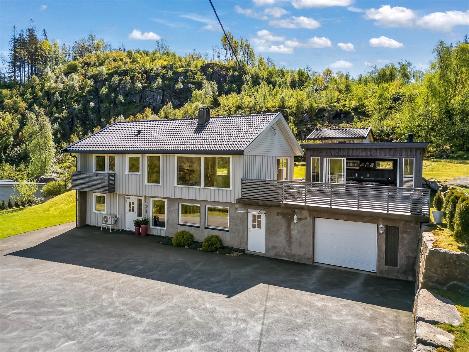 Skreliveien 502 - asfaltert tun Galleribilde