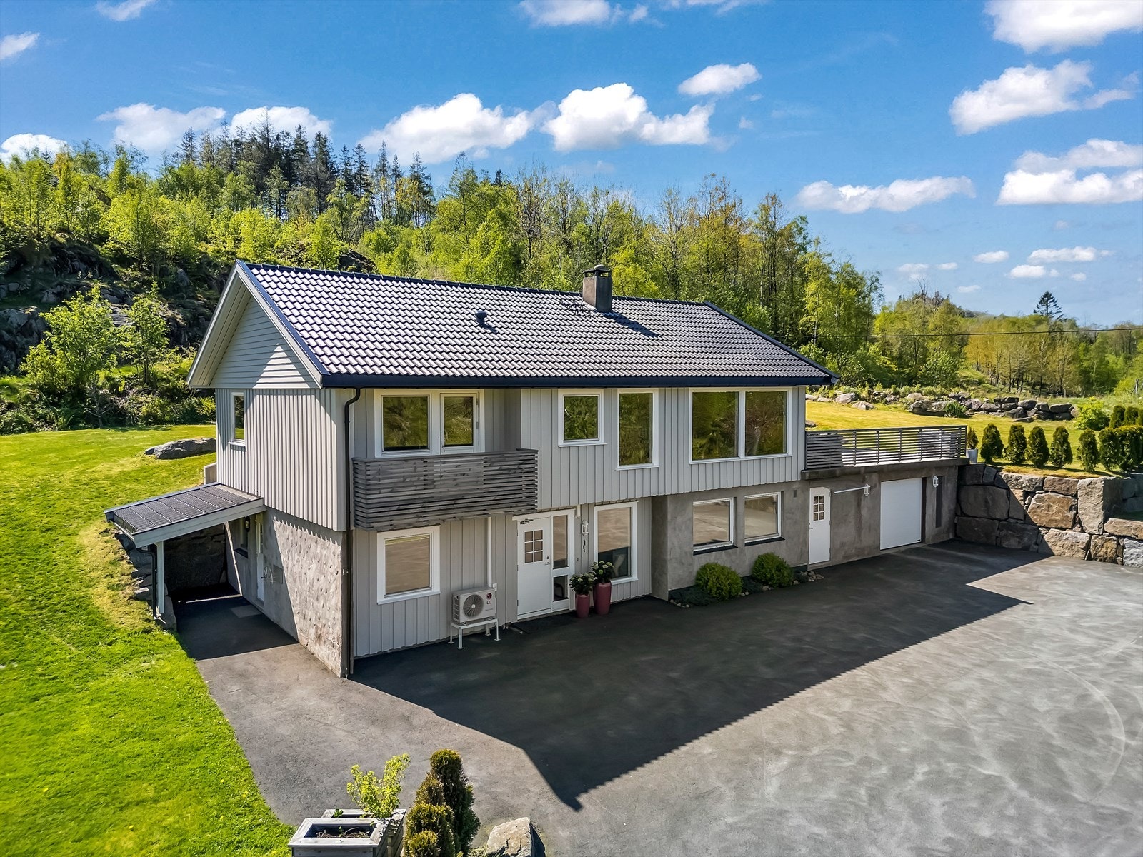 Enebolig med garasje Galleribilde