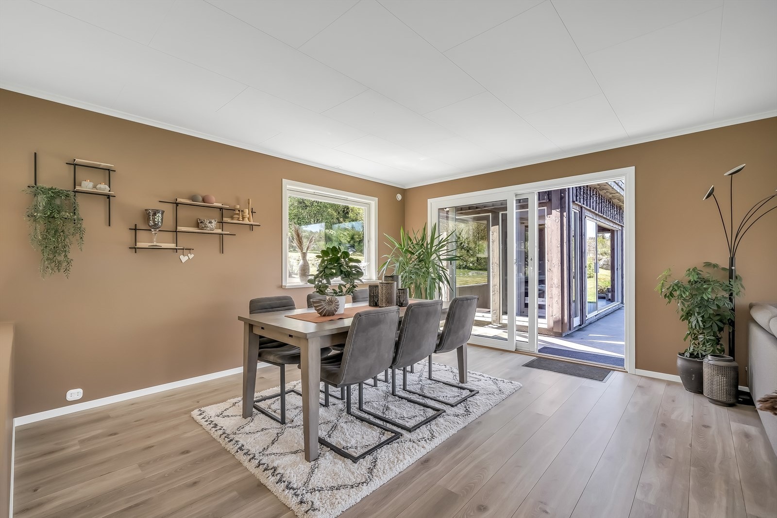 Stue med plass for spisebord. Utg. terr. Galleribilde