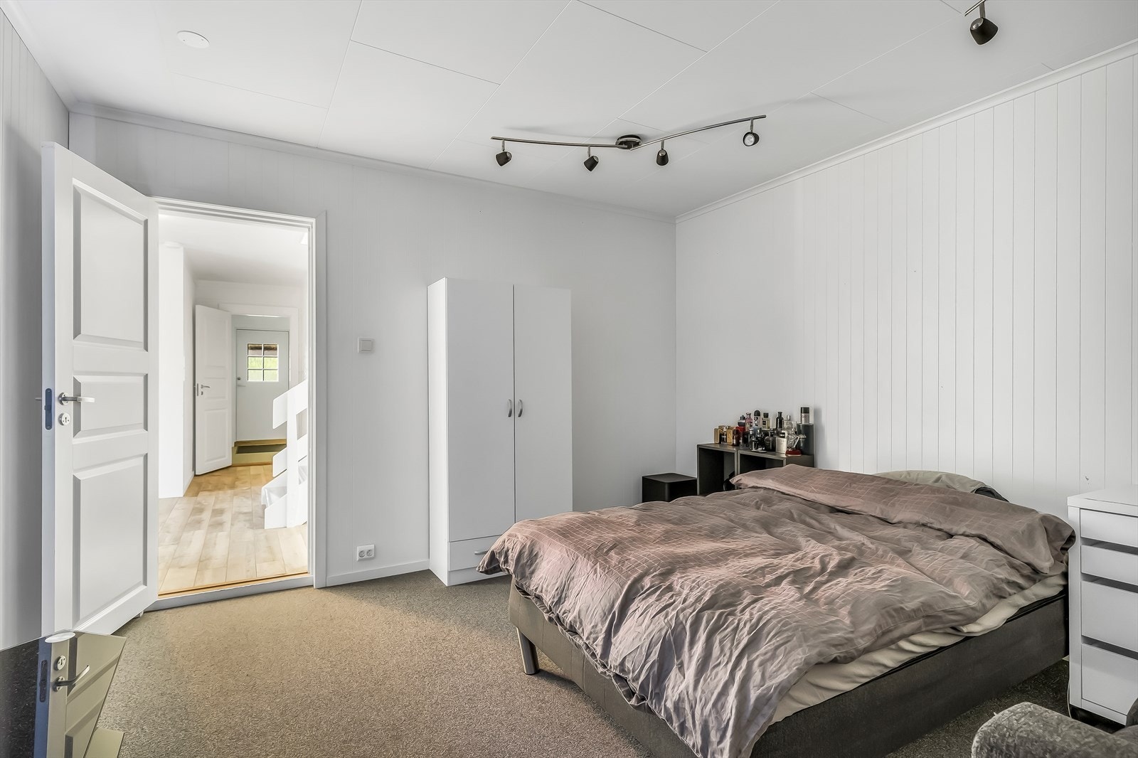 Tidligere boder og gang - brukes til soverom/gjesterom Galleribilde