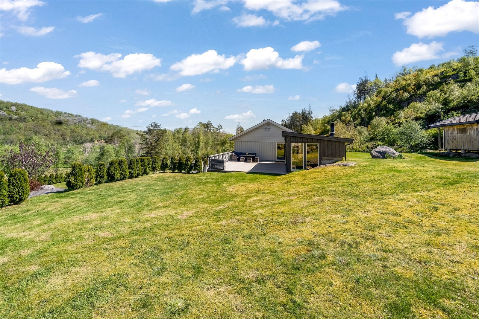 Romslig plen ved bolig Galleribilde