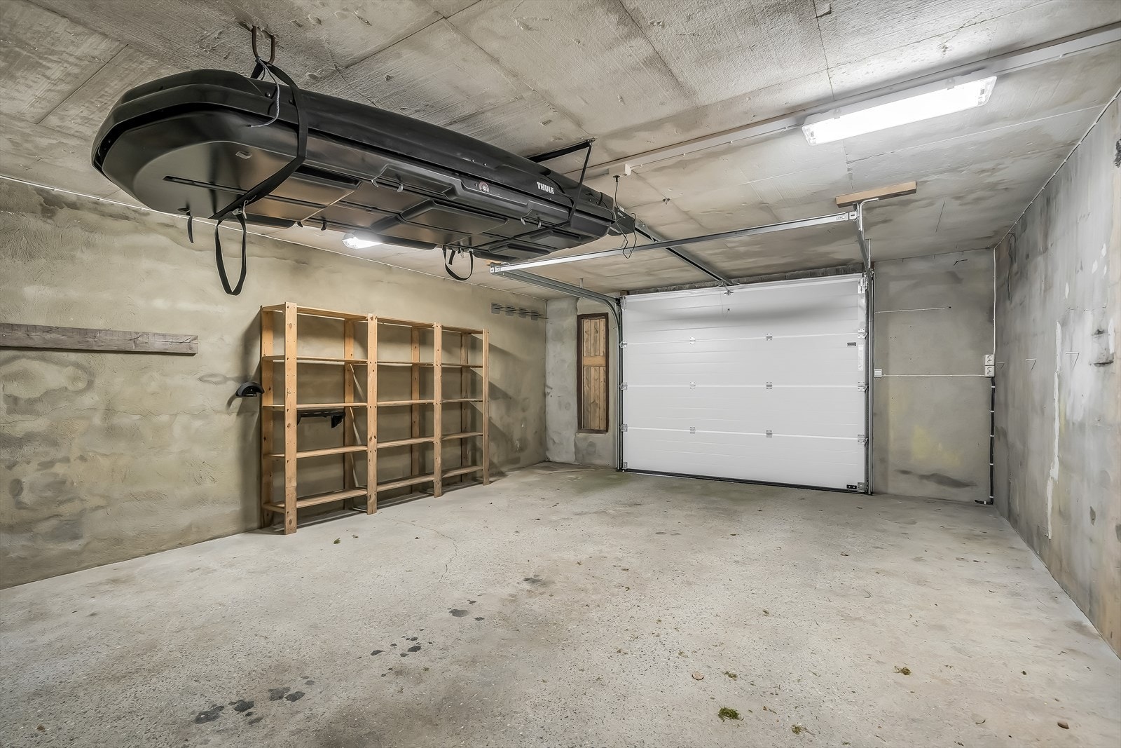 Garasje med el.portåpner. Galleribilde