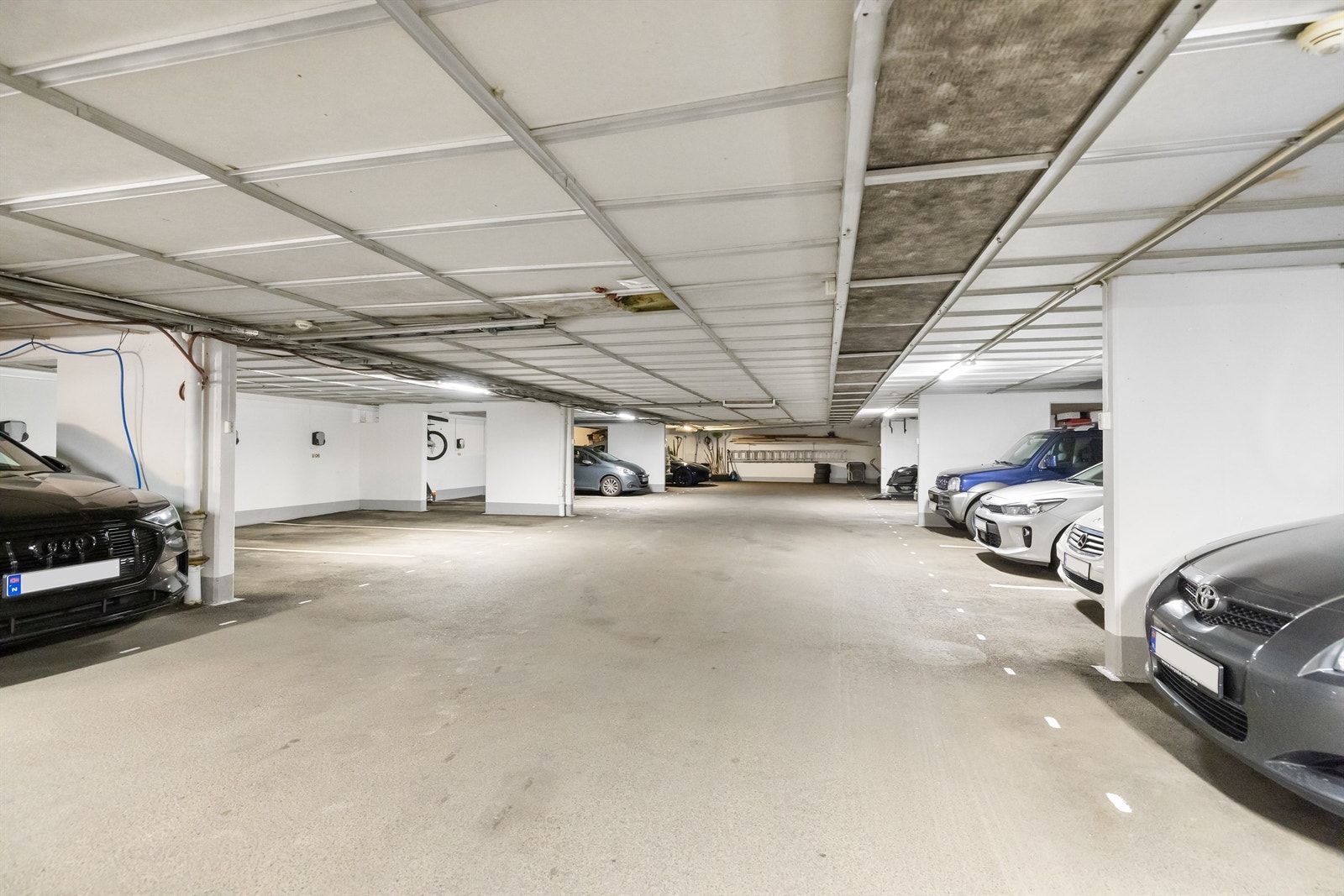 Garasjeplass med el-lader i lukket garasjeanlegg følger med på kjøpet Galleribilde