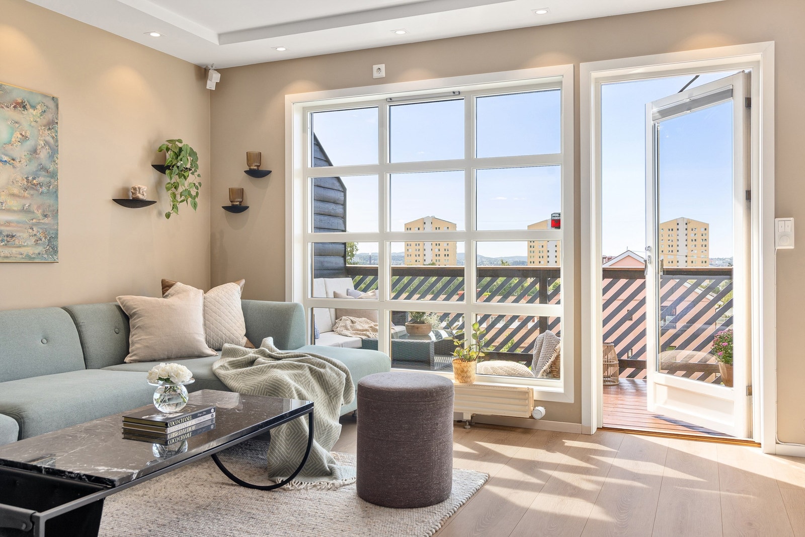 Stuen har god plass til sofa seksjon og har direkte utgang til balkong Galleribilde