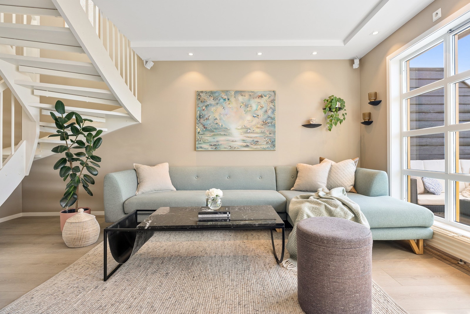 Veggene er malt i tidsriktige og delikate farger som gir leiligheten et moderne preg Galleribilde