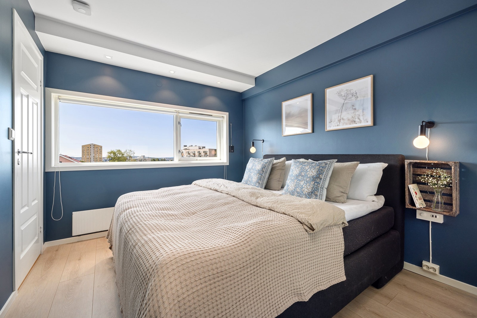 Hovedsoverommet har god plass til dobbeltseng og nattbord på hver side av sengen Galleribilde