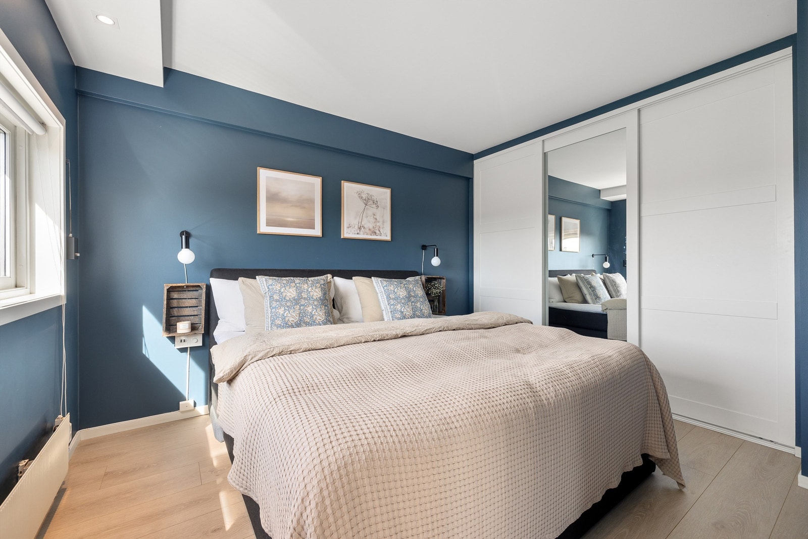 Stor garderobeløsning og flotte farger Galleribilde