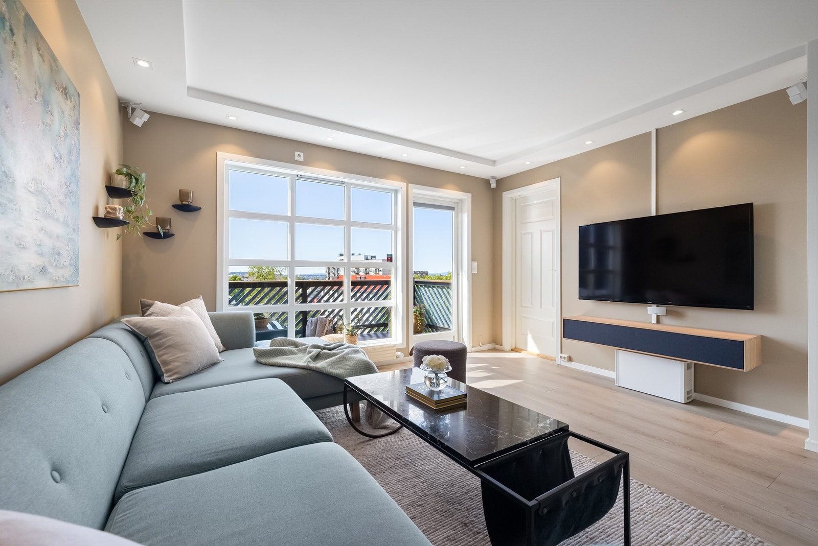 Bred laminat på gulvene i leiligheten lagt i 2015 - Godt vedlikeholdt Galleribilde