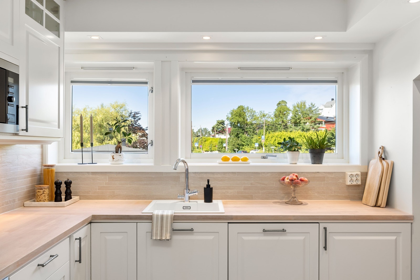 Vaskekum nedfelt i benkeplate av tre Galleribilde