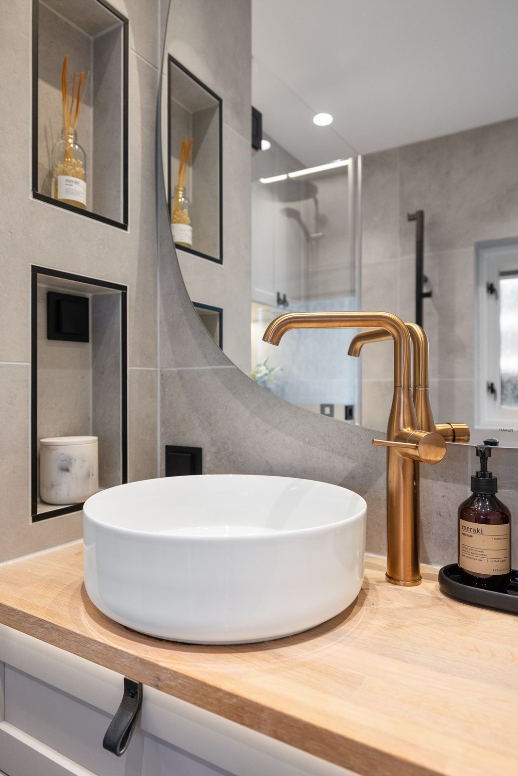 Flotte detaljer i både svart og gullfarger Galleribilde