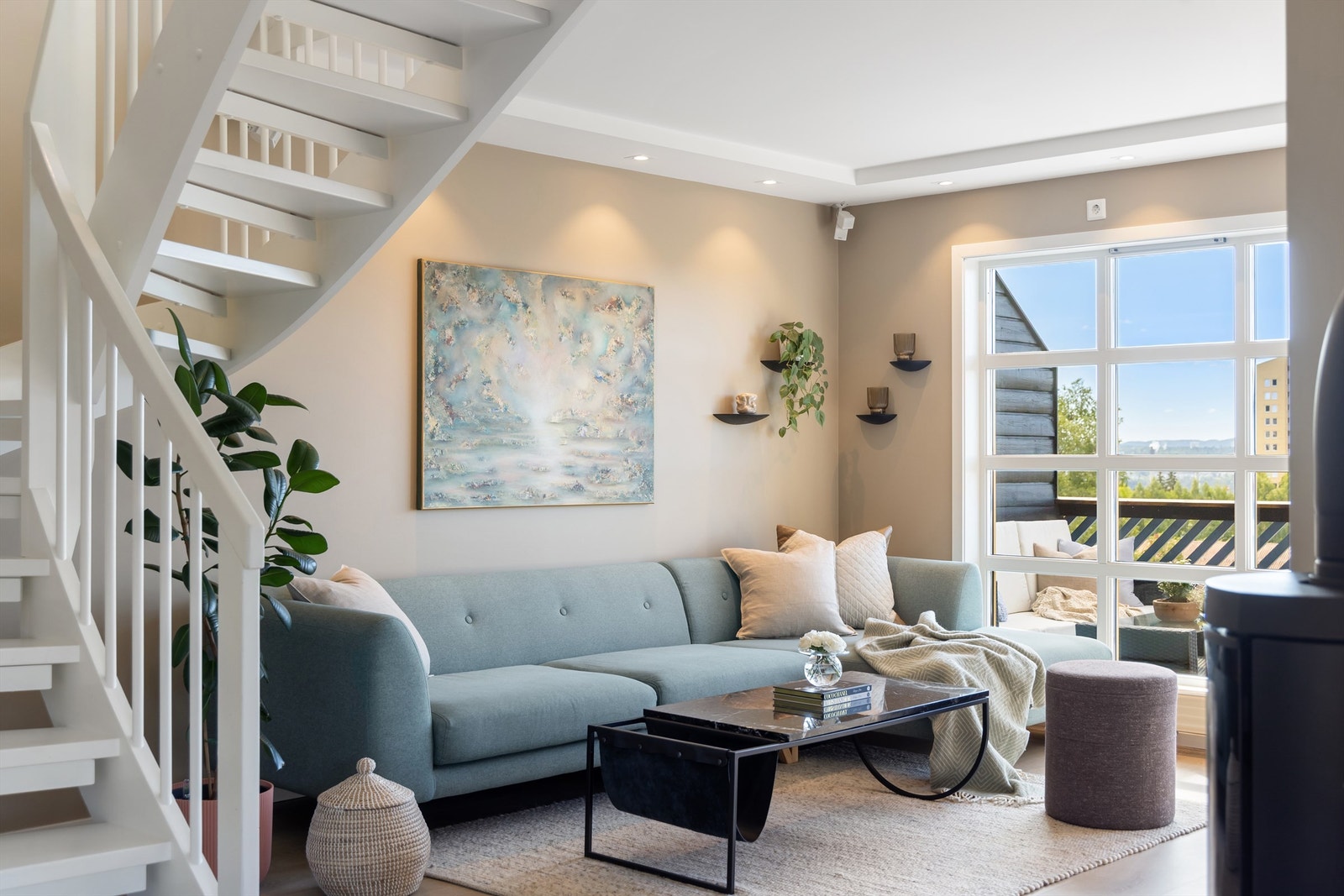 Flott stue med store vindusflater som gir store mengder naturlig lys Galleribilde