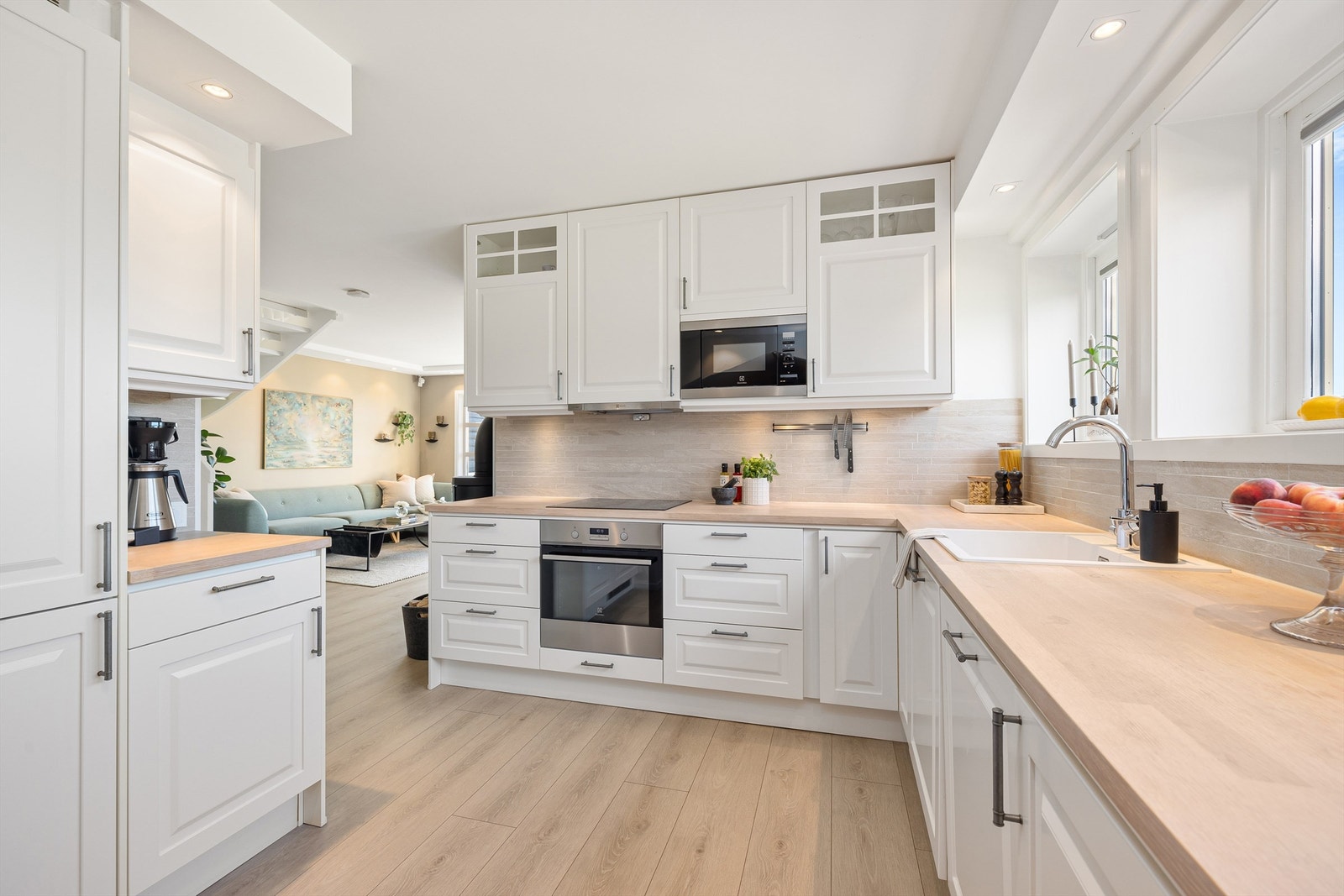 Hvit mattlakket kjøkkeninnredning med profilerte fronter. Ny JKE Design kjøkkeninnredning i 2015 ifølge tidligere eier. Kjøkkeninnredningen er godt vedlikeholdt Galleribilde