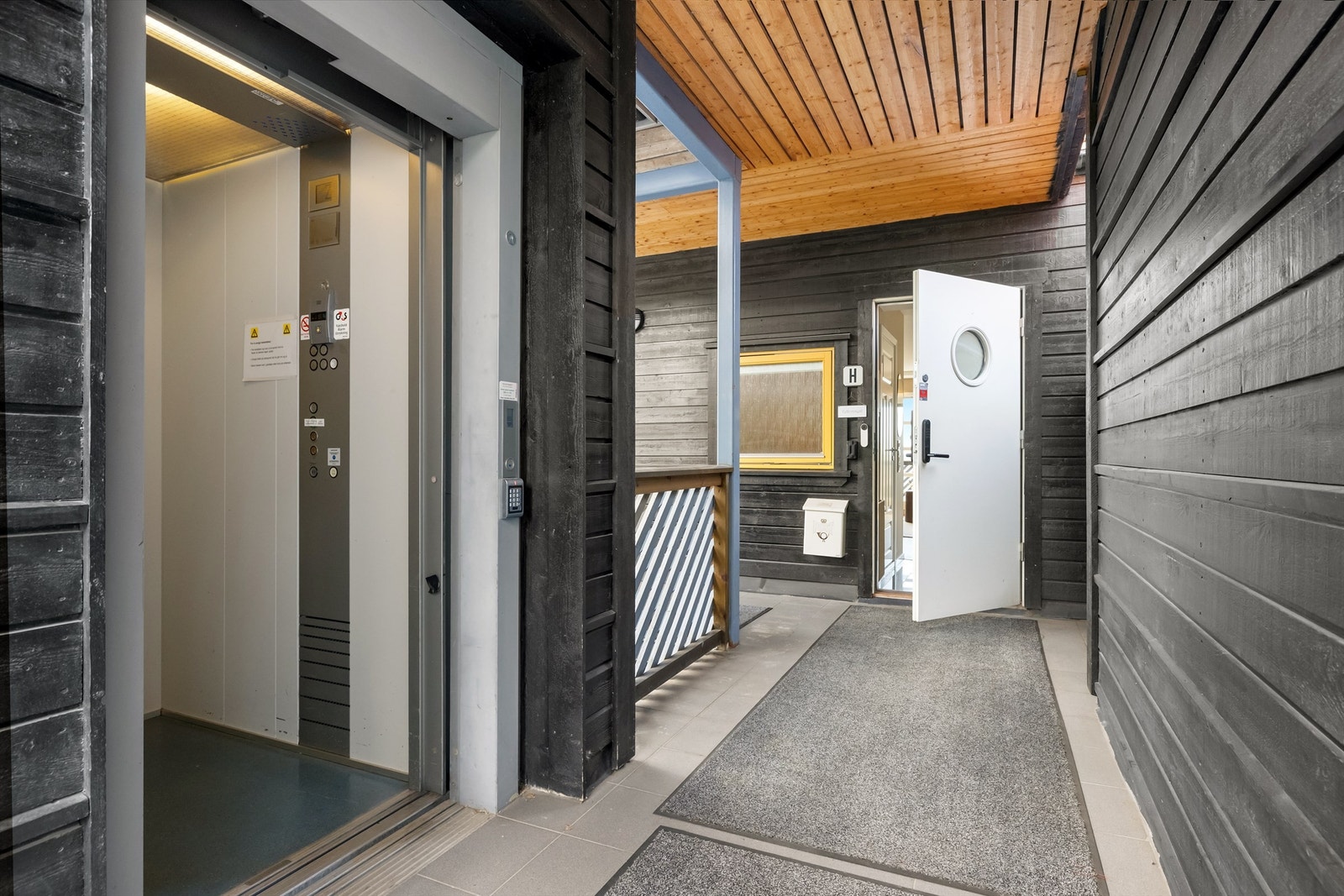 Heis direkte fra garasjen opp til 2.etasje Galleribilde