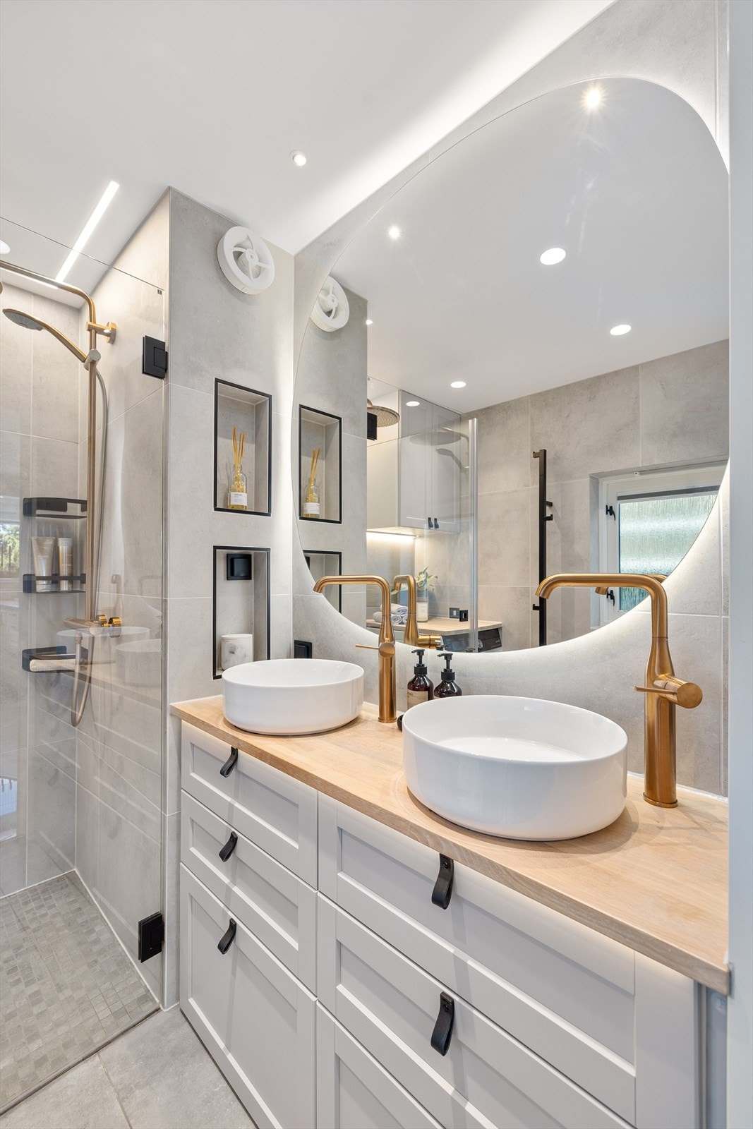 2 servanter på benkeplate med servantskap Galleribilde