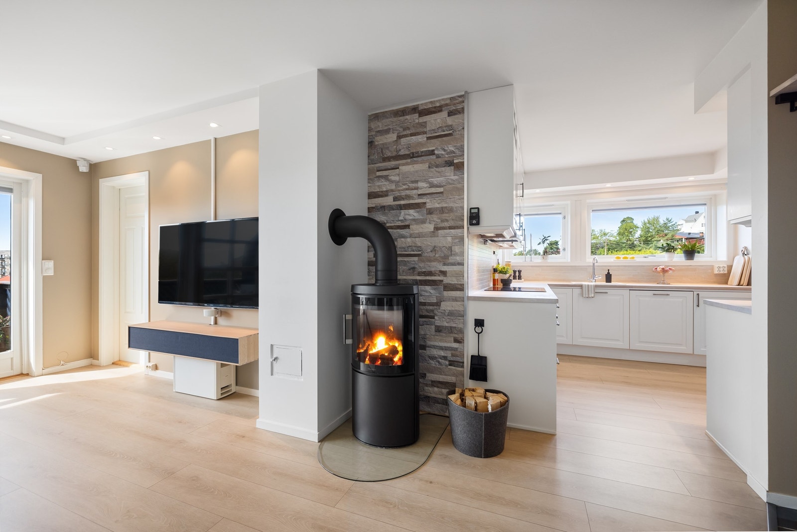 Peisovnen i stuen fra 2019 Galleribilde