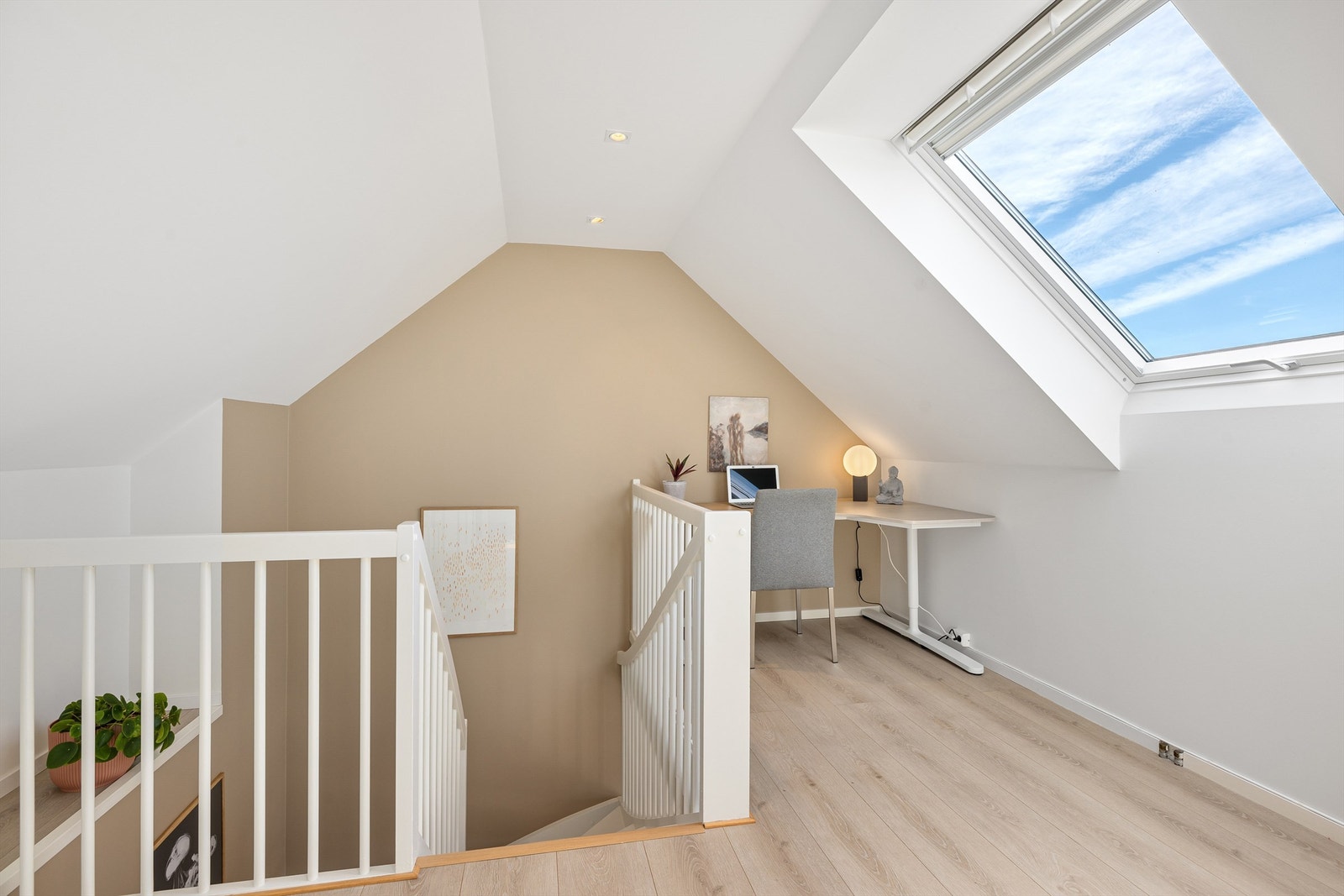 Velkommen opp! Her kan du bruke gangen på loftet som kontor om du ønsker det Galleribilde