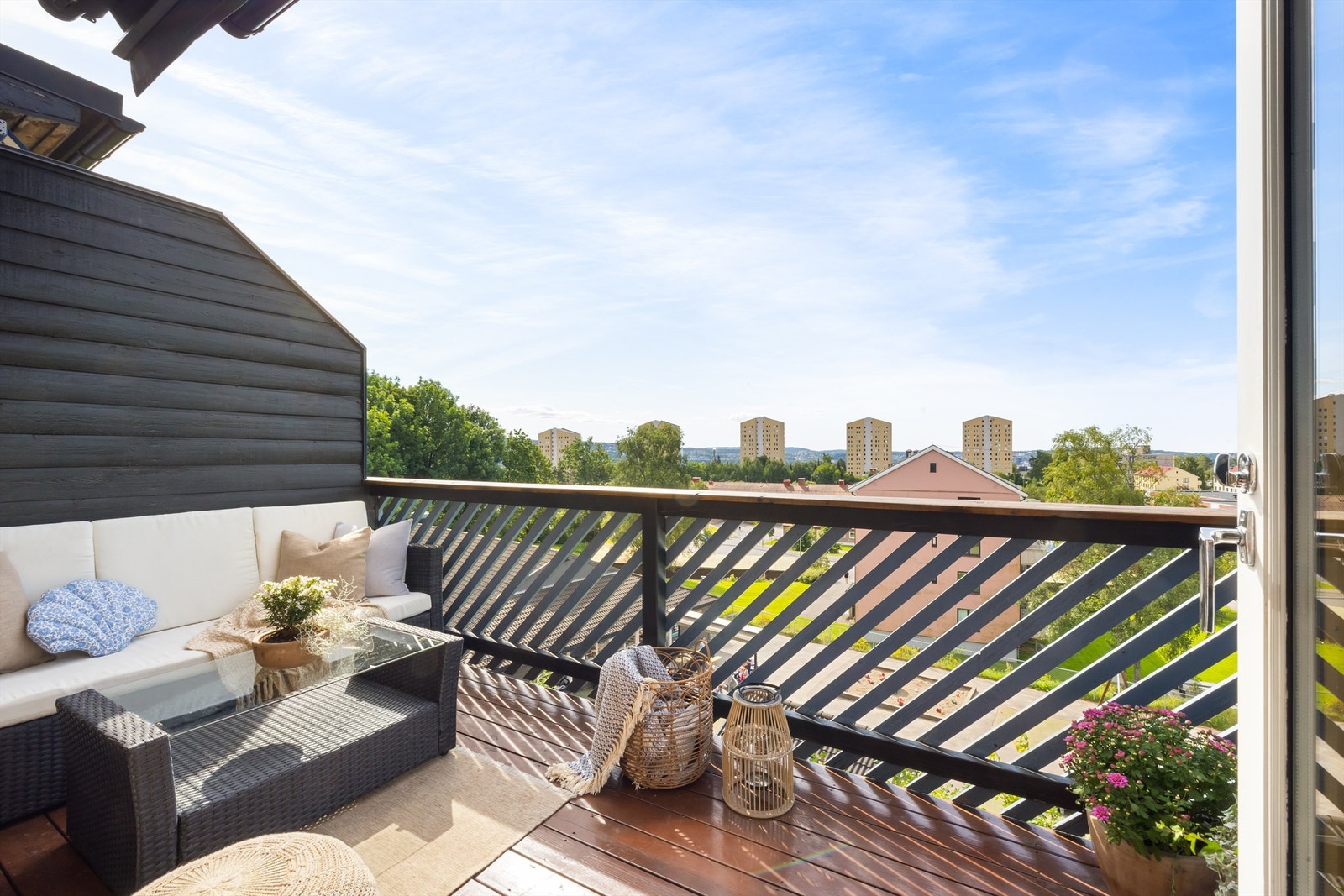 Ifølge selger er det sol på balkongen fra ca. 12:00 - 19:00 på sommertid Galleribilde