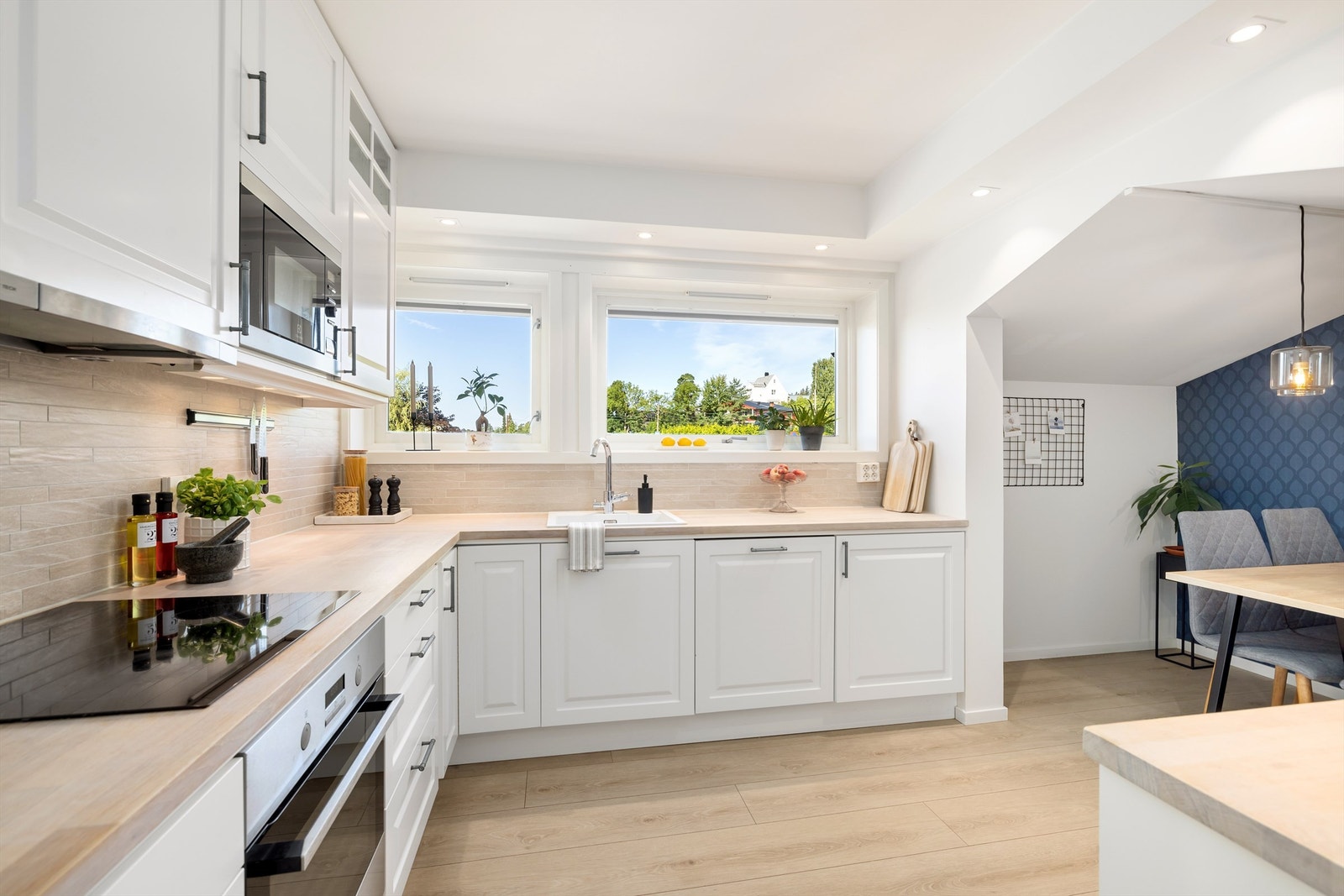 Integrert kjøleskap med fryser, komfyr, induksjonstopp, mikrobølgeovn og oppvaskmaskin Galleribilde