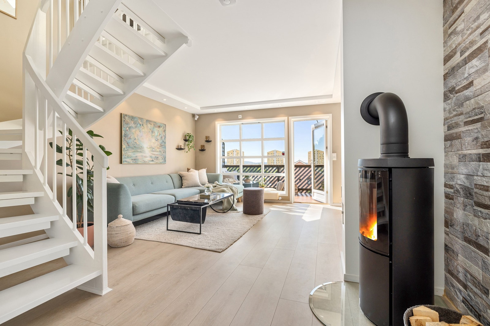 Med store vindusflater og flott utsikt blir kveldene utrolig fine fra stuen og kjøkkenet Galleribilde