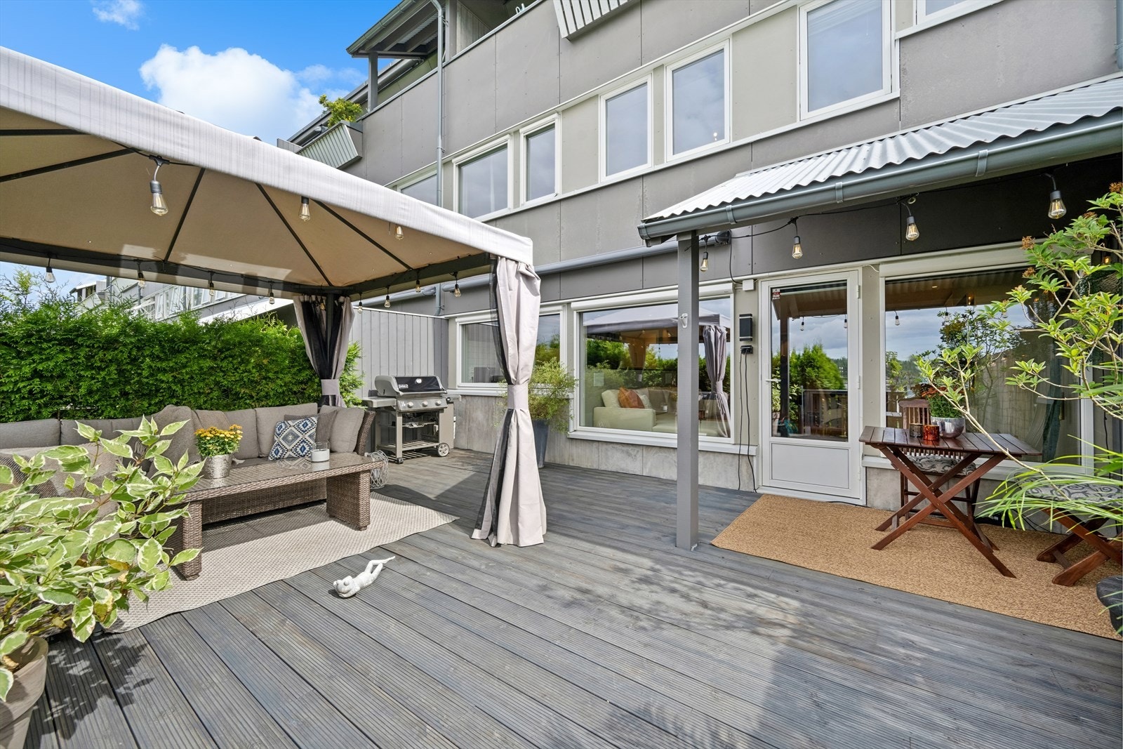 Det er god plass til utemøblement som gjør det lett å nyte sene sommerkvelder med venner og familie i usjenerte omgivelser. Galleribilde