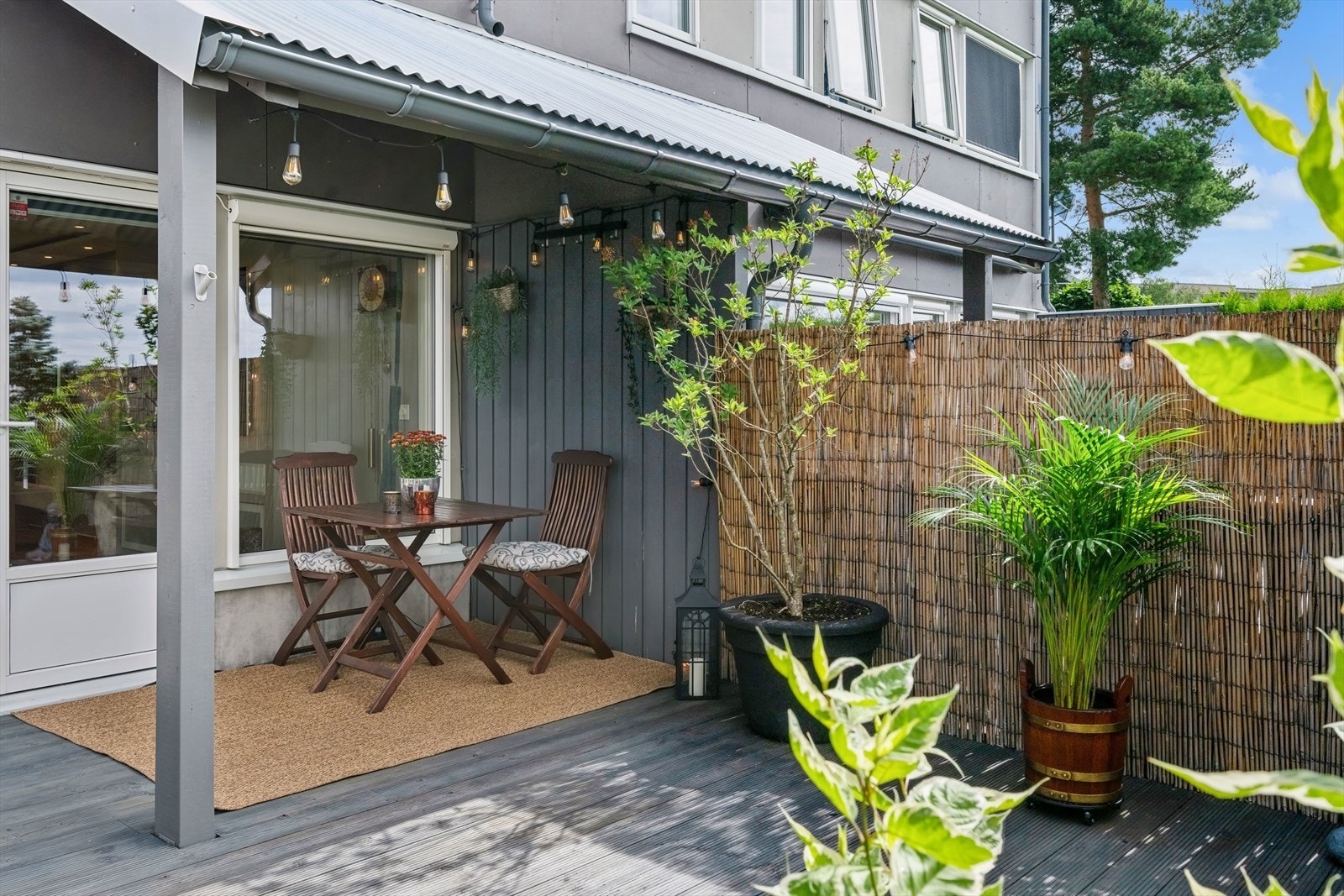 Deler av terrassen er også overbygd, samt montert elektrisk markise. Galleribilde